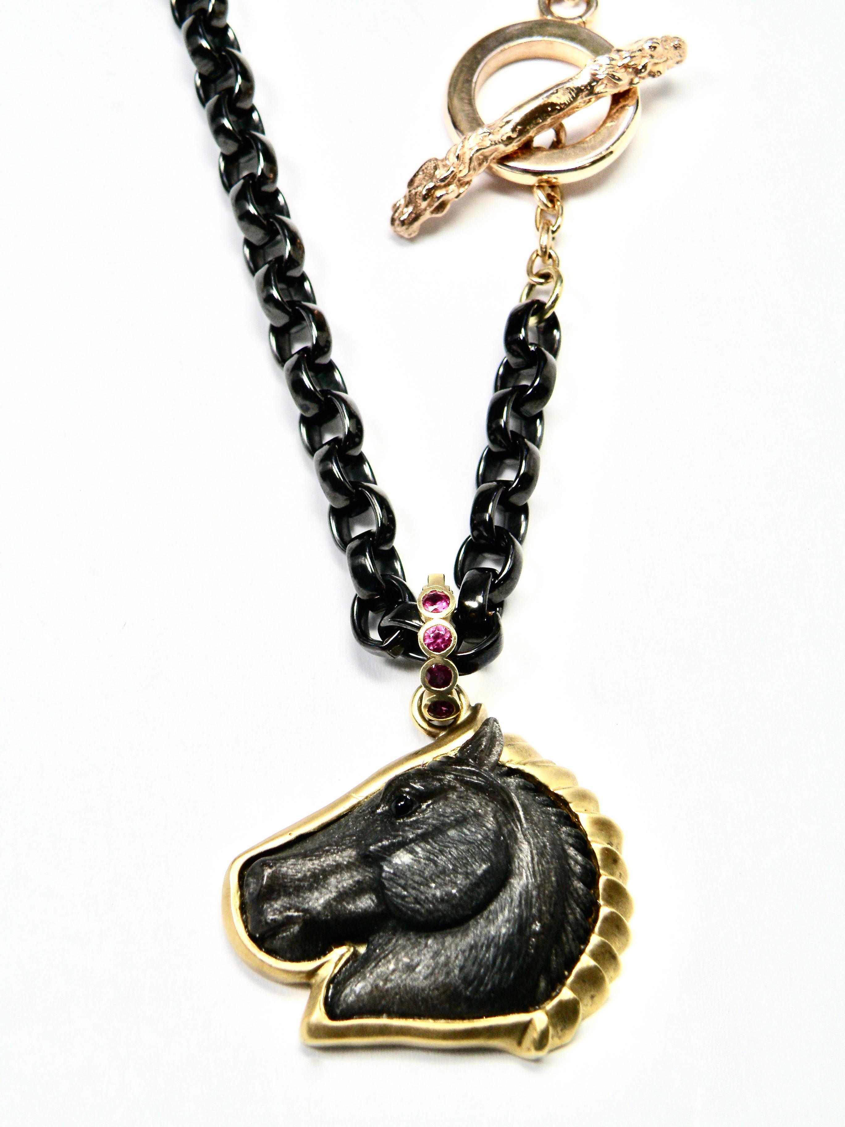 Contemporain Pendentif cheval en onyx sculpté à la main 18 carats avec clous en saphir en vente