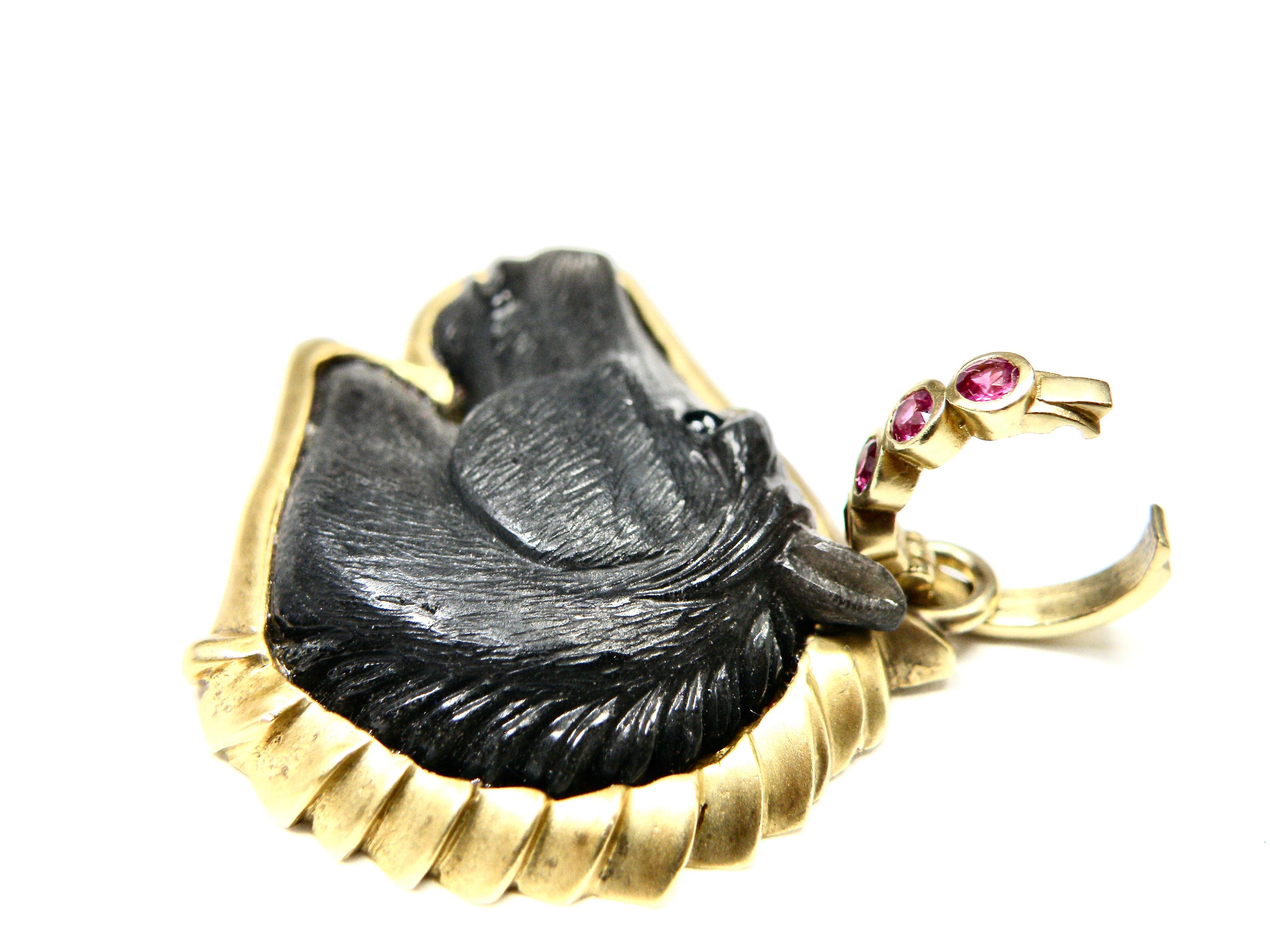 Taille cabochon Pendentif cheval en onyx sculpté à la main 18 carats avec clous en saphir en vente