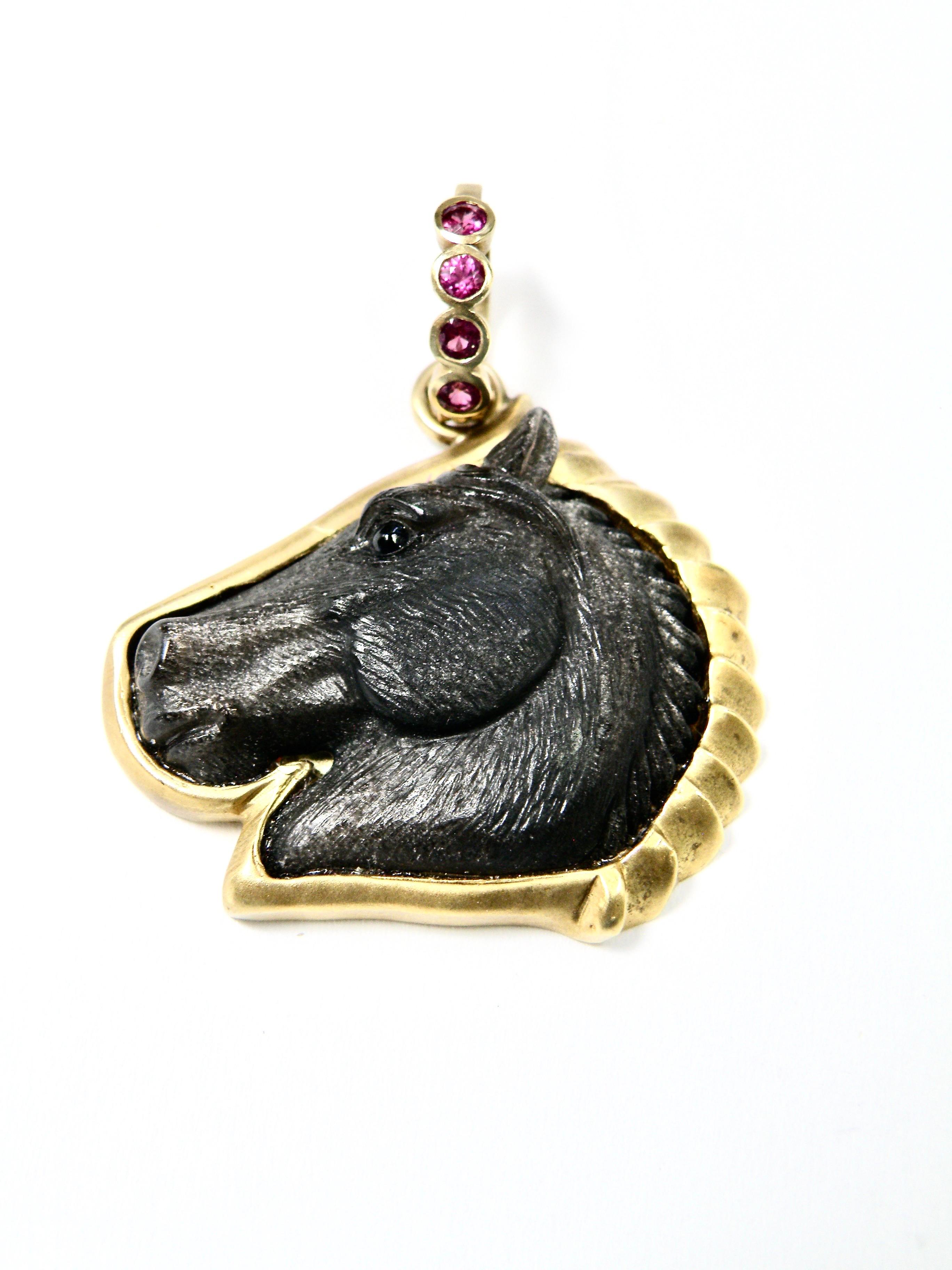 Pendentif cheval en onyx sculpté à la main 18 carats avec clous en saphir Neuf - En vente à Cohasset, MA