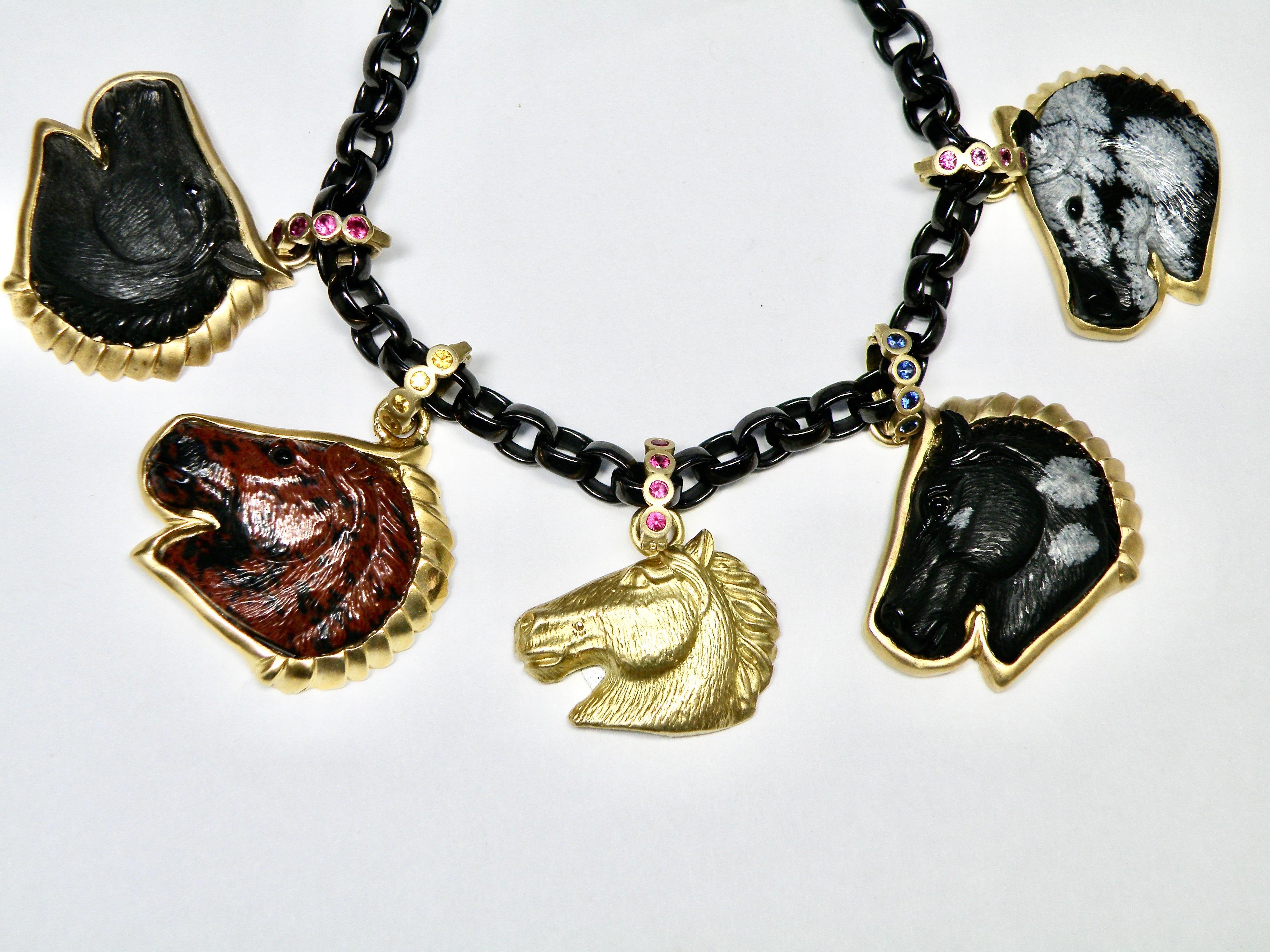 Pendentif cheval en onyx sculpté à la main 18 carats avec clous en saphir Unisexe en vente