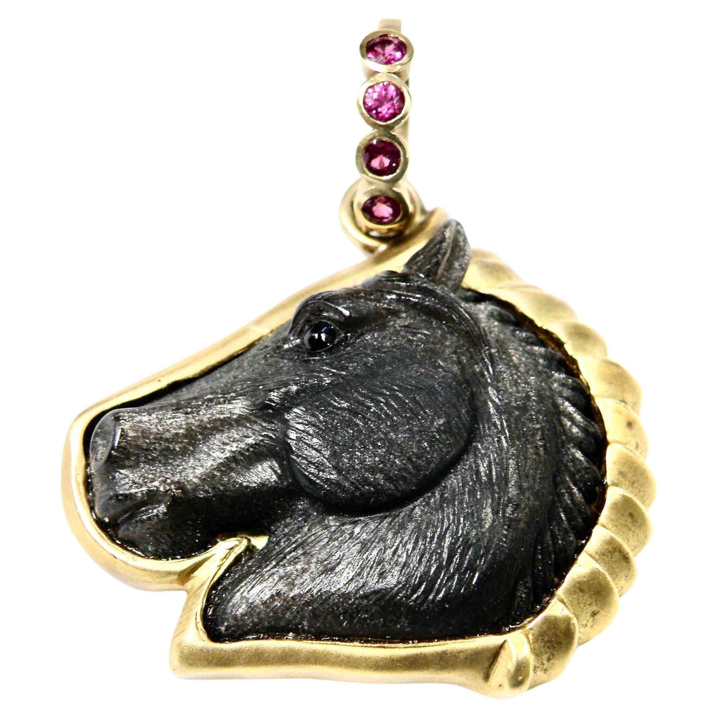 Pendentif cheval en onyx sculpté à la main 18 carats avec clous en saphir