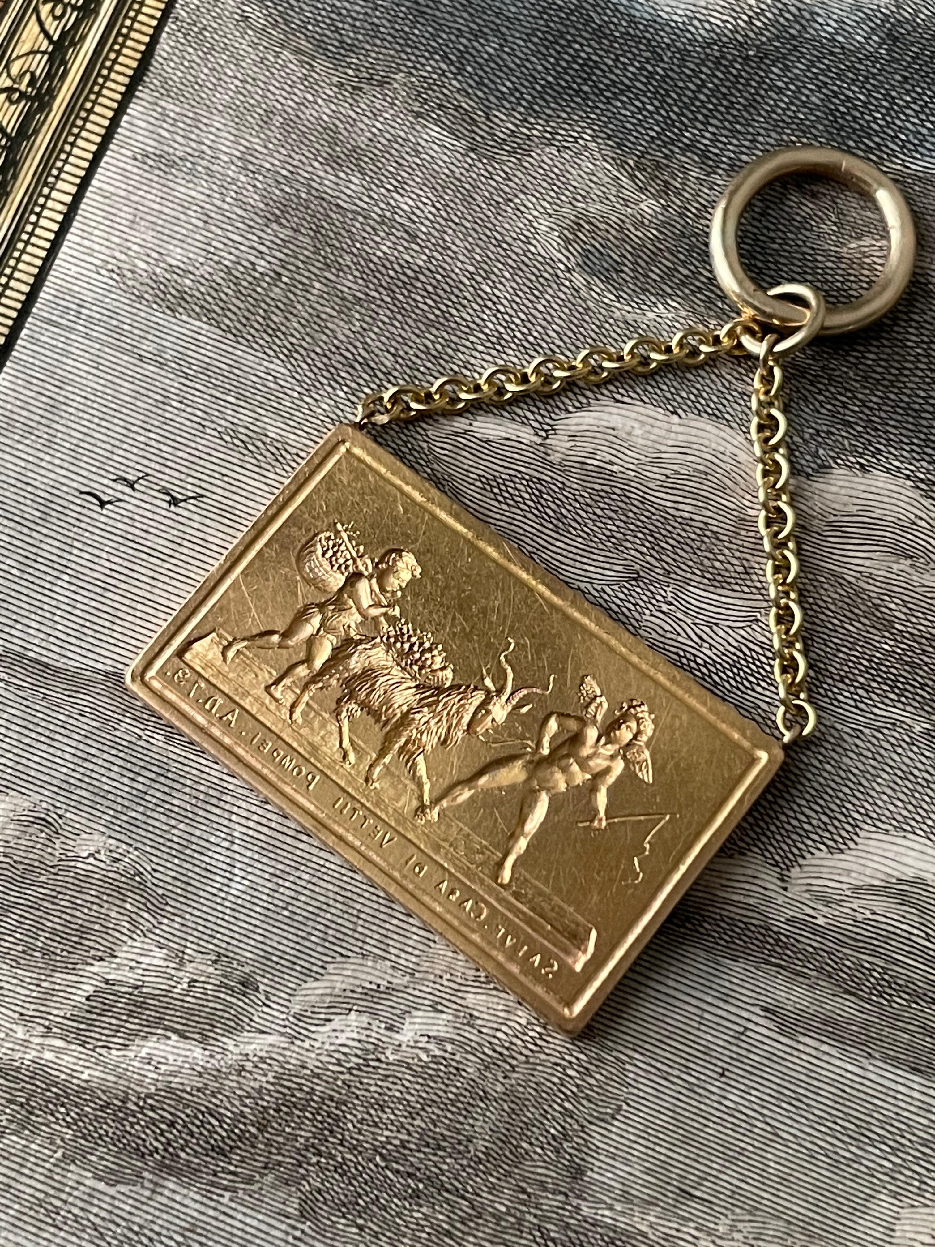 18k Hand Chased Pendant of Cupids, Salve Casa Dei Vettii Pompei In Good Condition For Sale In Hummelstown, PA