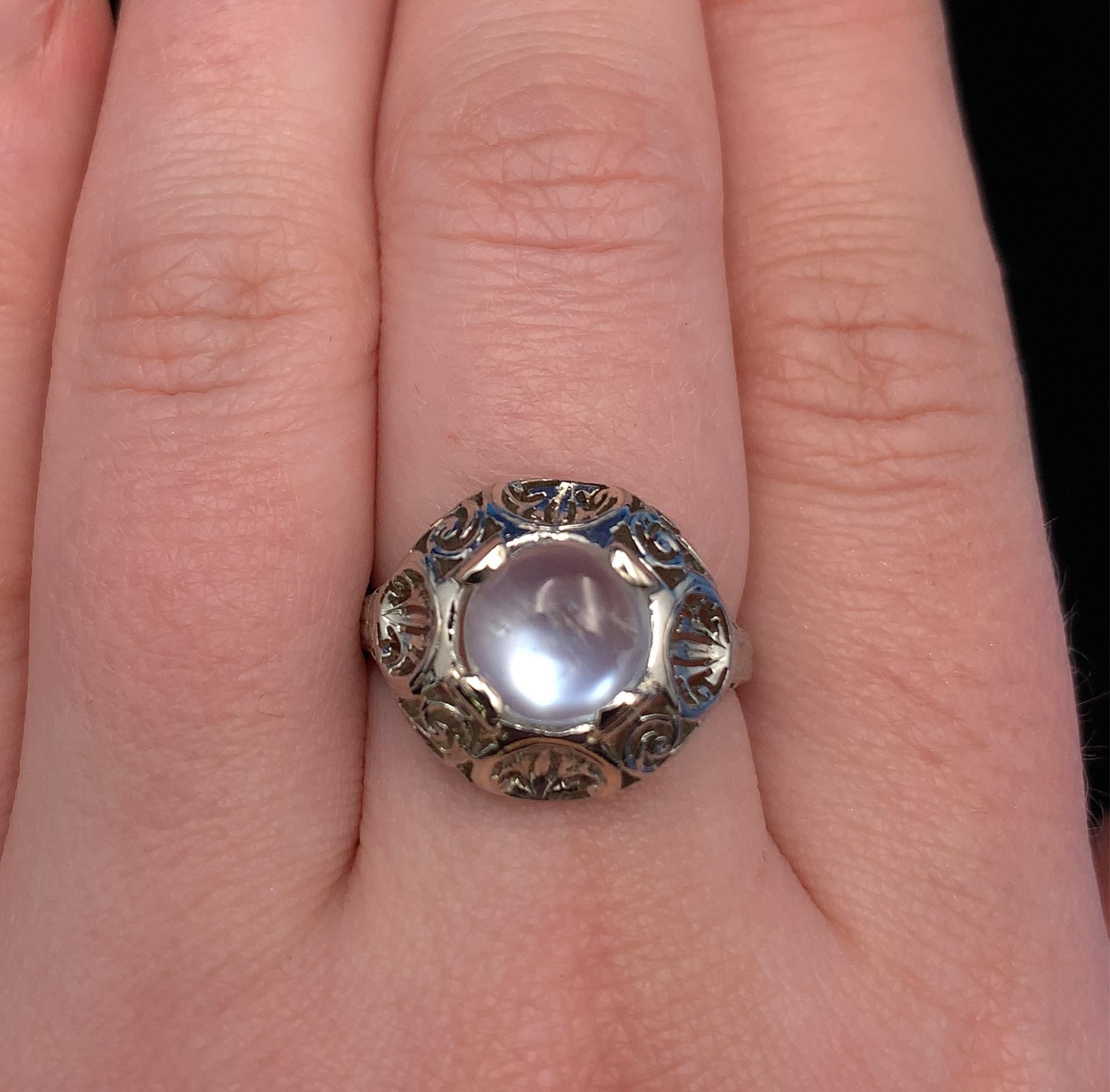 18K Hand Pierced Filigree Moonstone Ring In Good Condition For Sale In Big Bend, WI