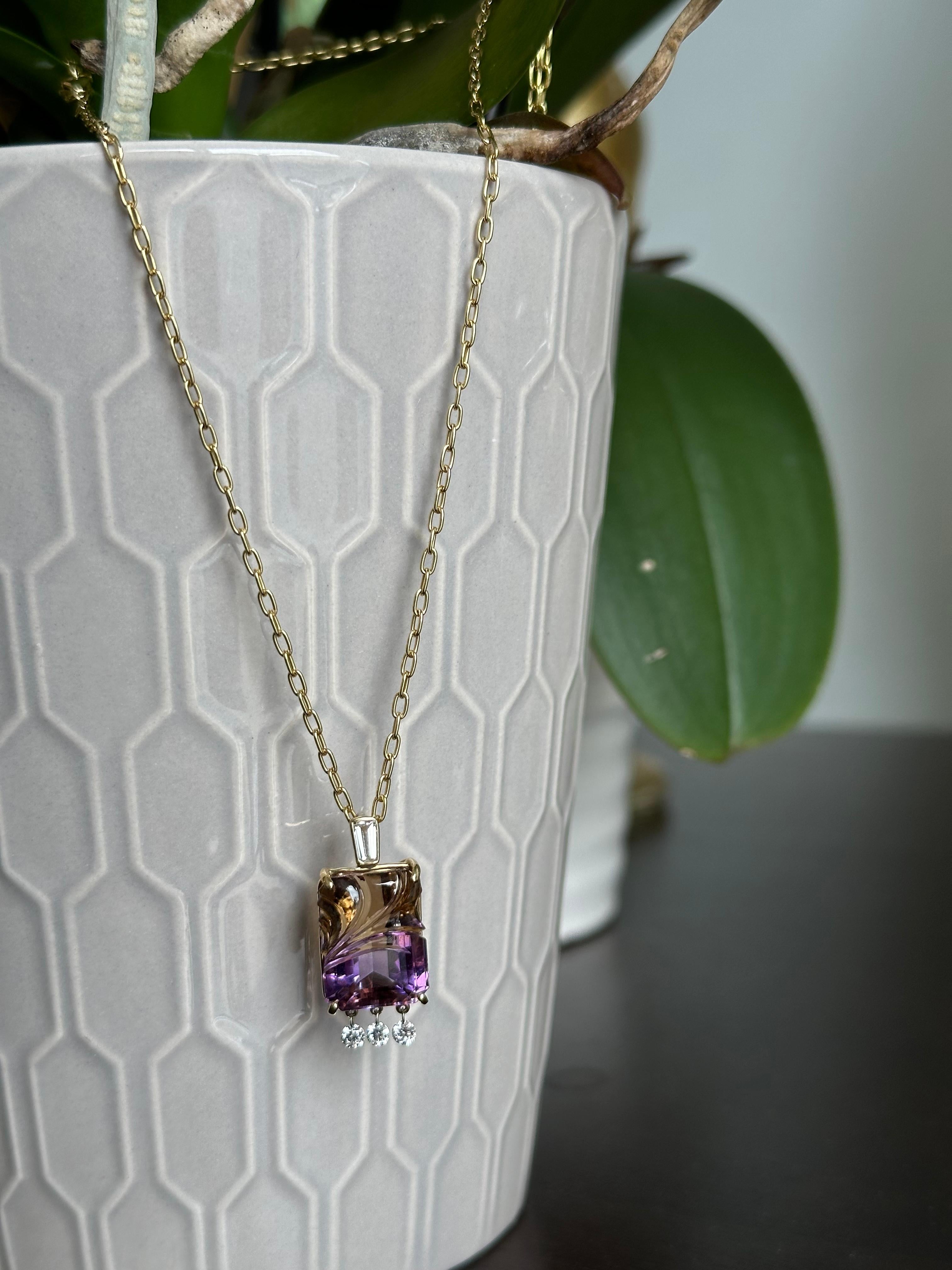 Laissez-vous séduire par ce collier en or jaune 18 carats fait à la main, orné d'une amétrine taillée de façon artisanale, réalisée avec brio par Darryl Alexander. L'amétrine oblongue de taille fantaisie (12,5ct, 12x7mm) présente une transition