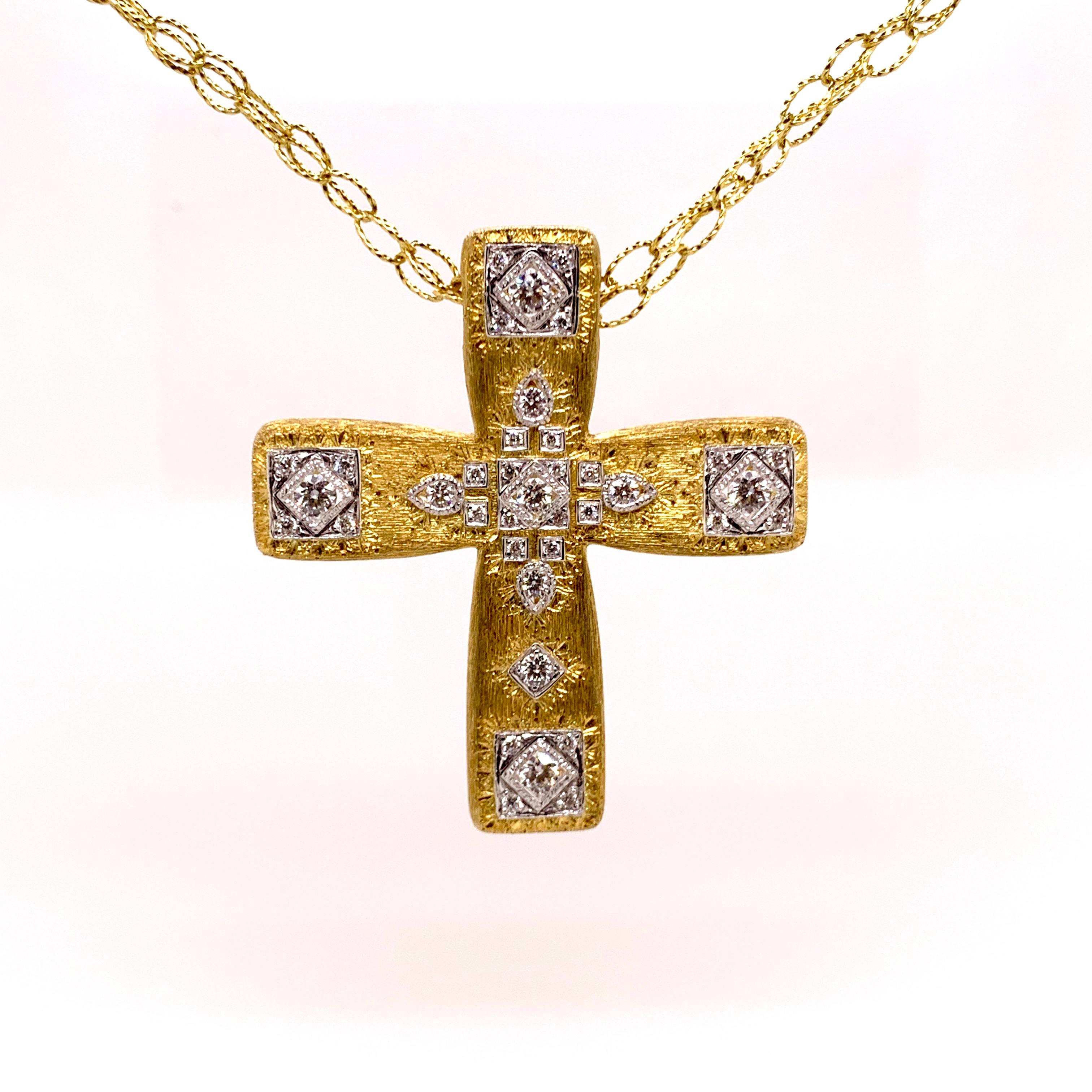 Contemporain Croix en or jaune et blanc 18 carats faite à la main avec diamants et diamants en vente