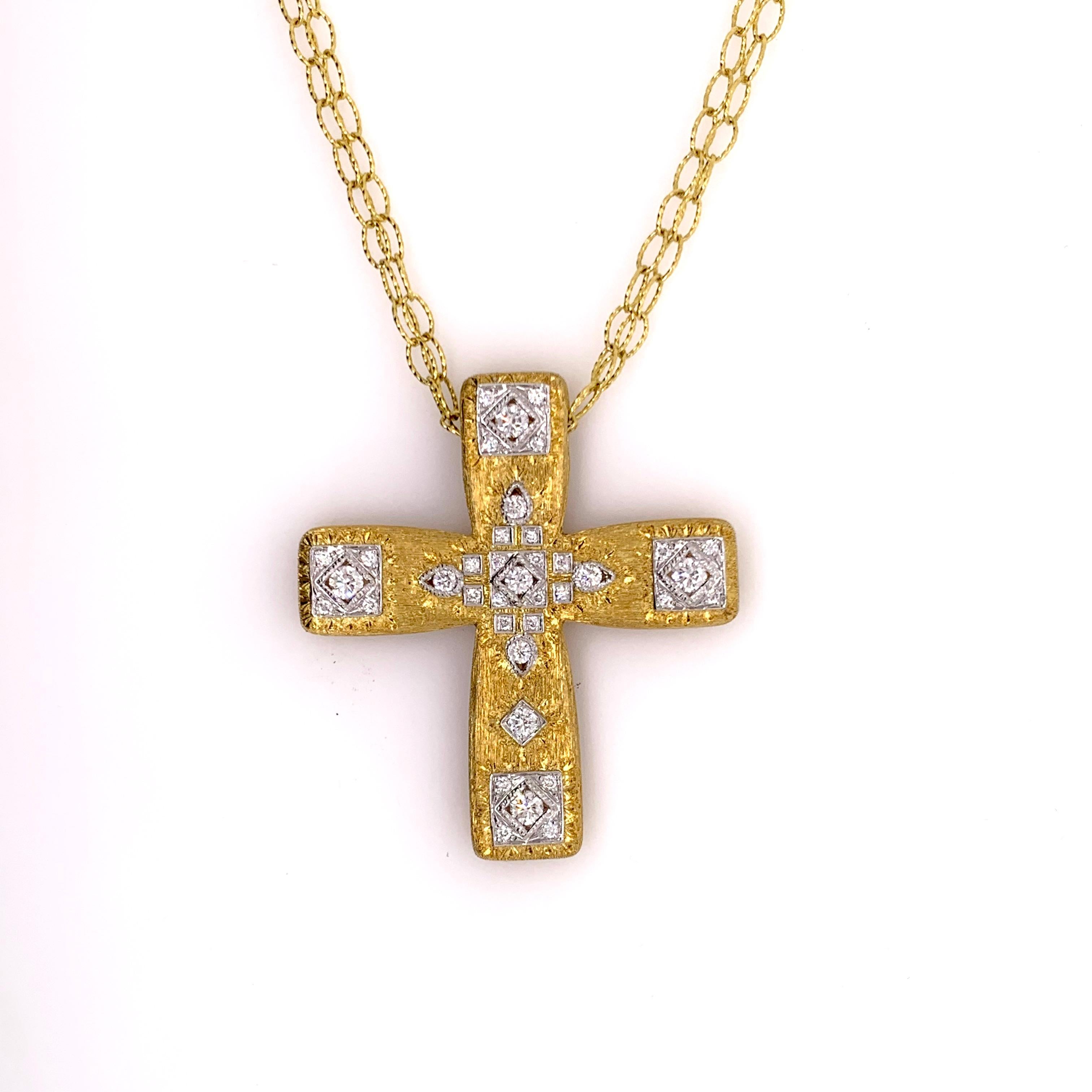 Taille ronde Croix en or jaune et blanc 18 carats faite à la main avec diamants et diamants en vente