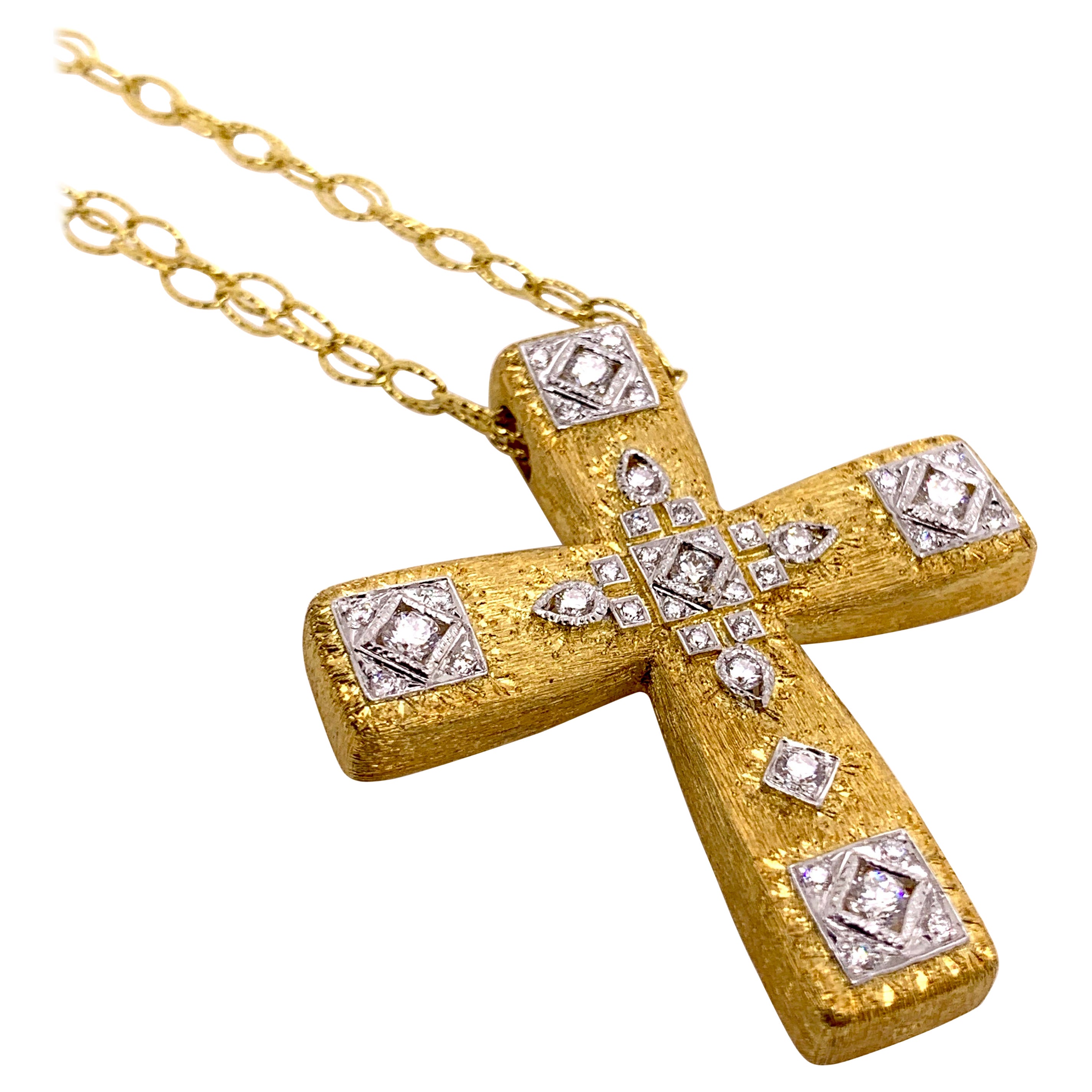 Croix en or jaune et blanc 18 carats faite à la main avec diamants et diamants en vente