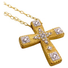 Croix en or jaune et blanc 18 carats faite à la main avec diamants et diamants