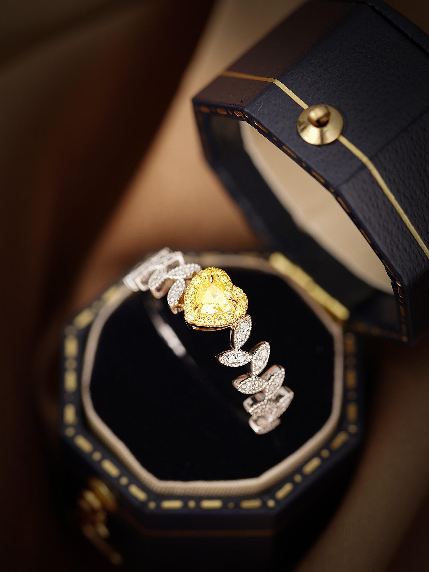 A masterpiece of nature-inspired luxury, this exquisite 18K gold heart leaf ring features a luminous 0.196ct pear-cut natural diamond as its centerpiece, complemented by 0.136ct of dazzling side stones. The delicate leaf motif, combined with expert