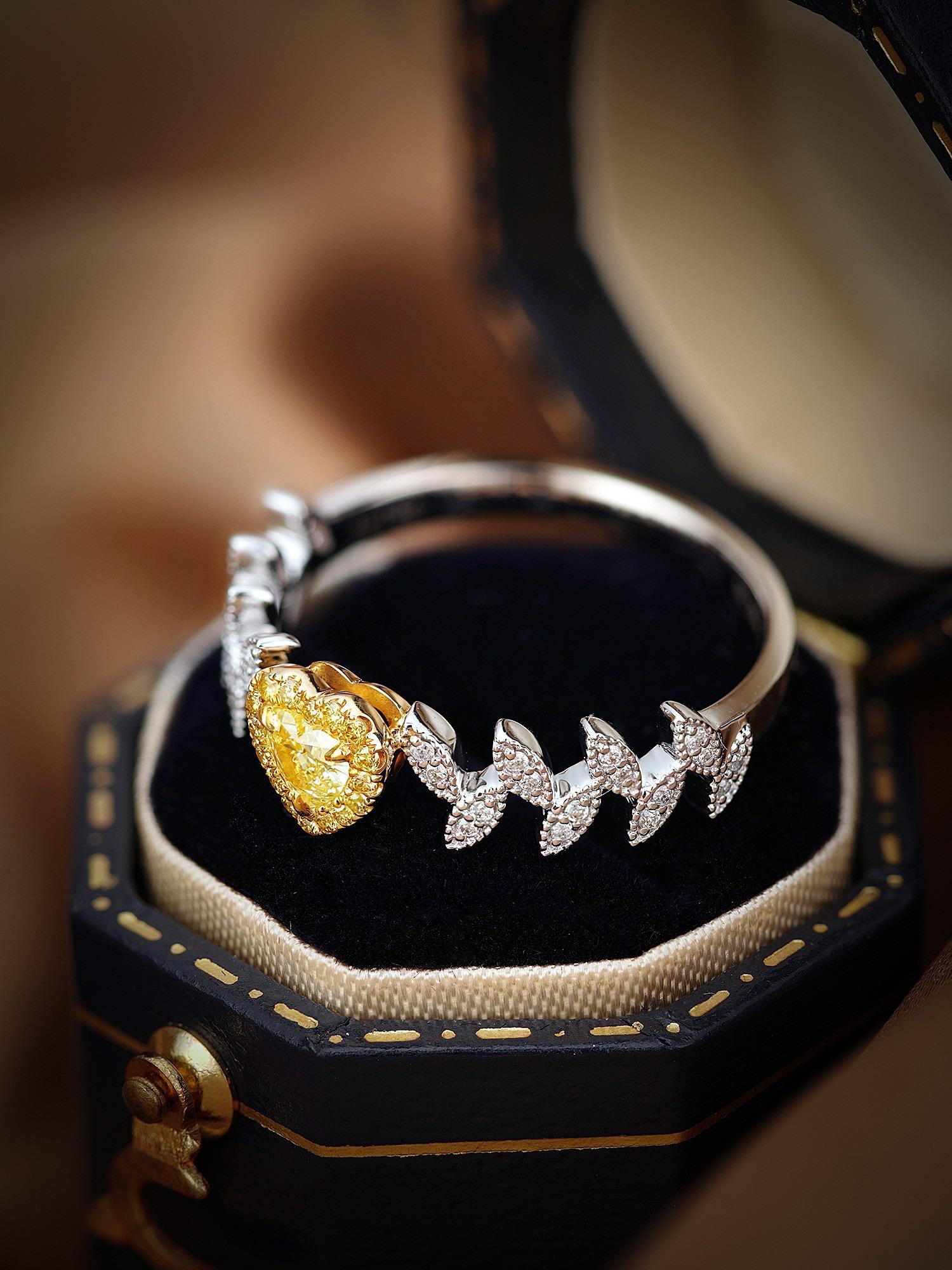 18K Heart Leaf Ring with Yellow Natural Diamonds In New Condition For Sale In Hong Kong, HK