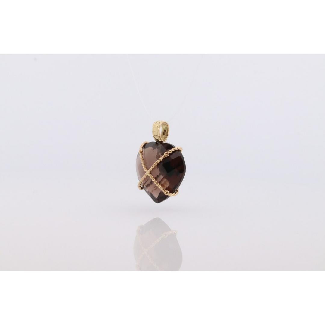 Vintage from the 1980s
Materials: Gold
Gemstone: Quartz
Closure: D-ring
Chain style: Serpentine

Style: Mid-century

Precious Smoky Quartz Carved Pendant Charm with 18k Binding and a center Turquoise cabochon.

Details:
20mm Smoky Quartz Heart
5mm