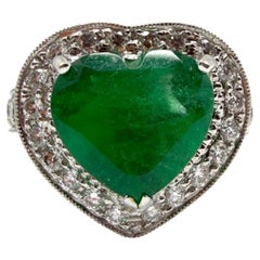Anillo de 18 quilates en forma de corazón con esmeralda y diamantes de 3,63 quilates