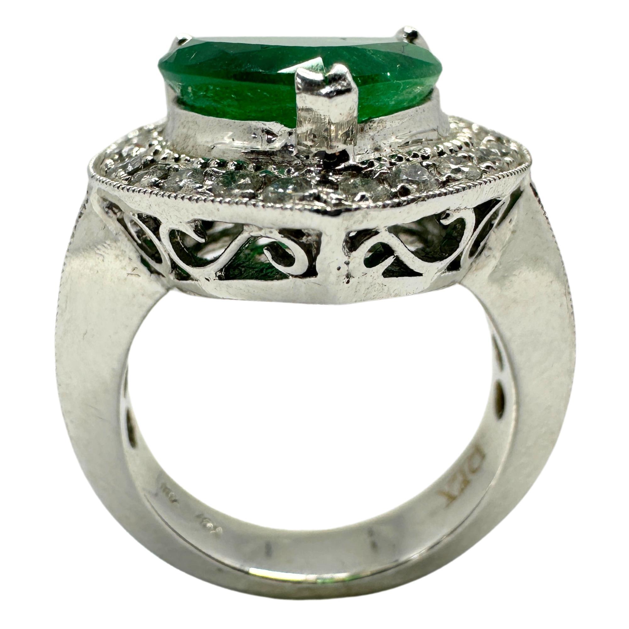 18k Heart Shaped Diamond and Emerald Ring In Good Condition For Sale In New York, NY