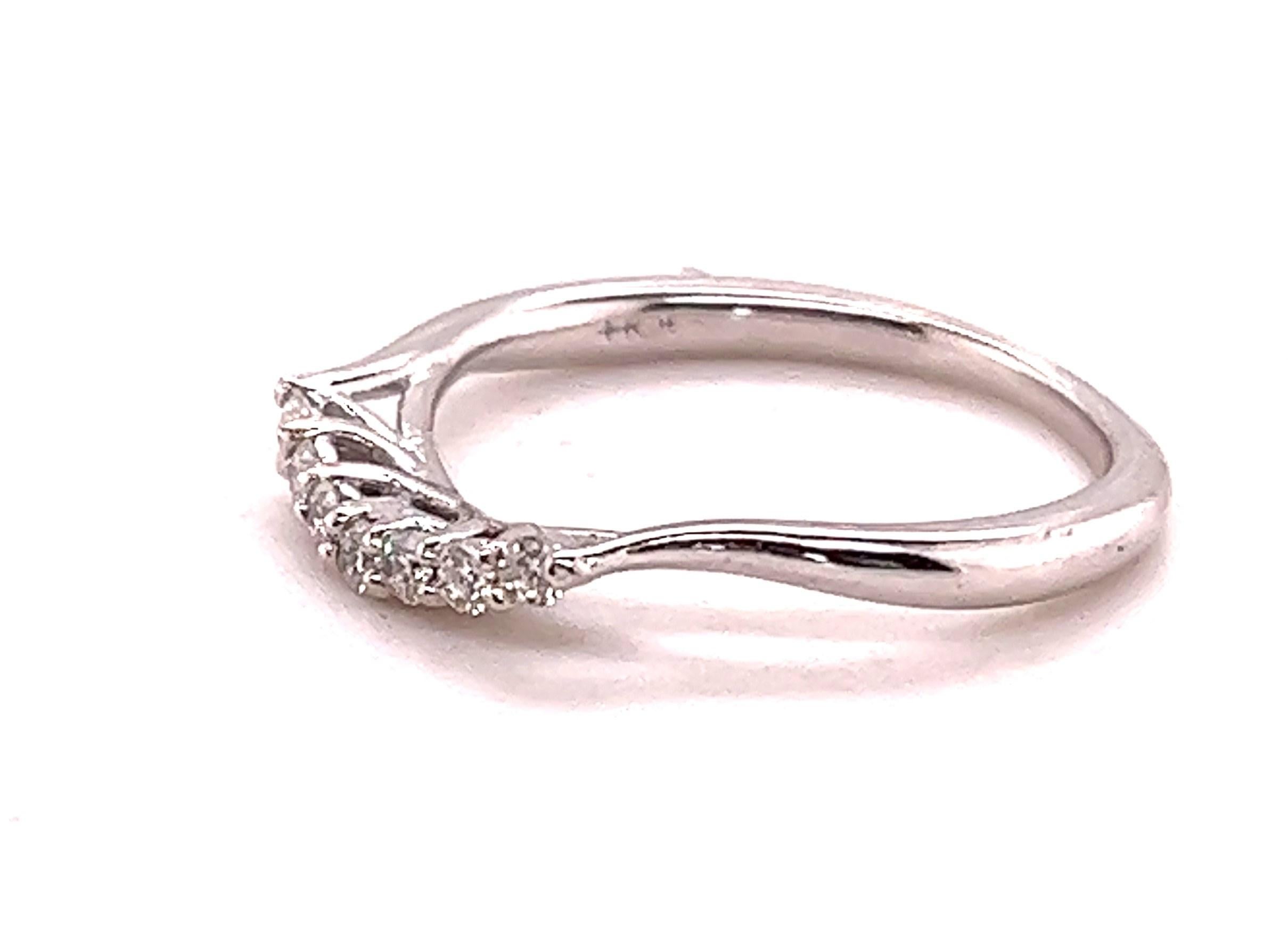 Taille ronde Hearts On Fire 18k 7-Stone Curved Diamond Band en vente