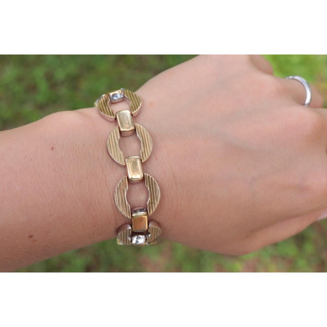 Vintage
Materiali: Oro
Stile della catena: Catene speciali
Chiusura: a scatto

Larghezza bracciale: 17 millimetri; Lunghezza bracciale: 7 pollici

Bellissimo e rarissimo bracciale. Oro giallo e bianco a 18 carati prodotto da OTC in Italia. Funziona