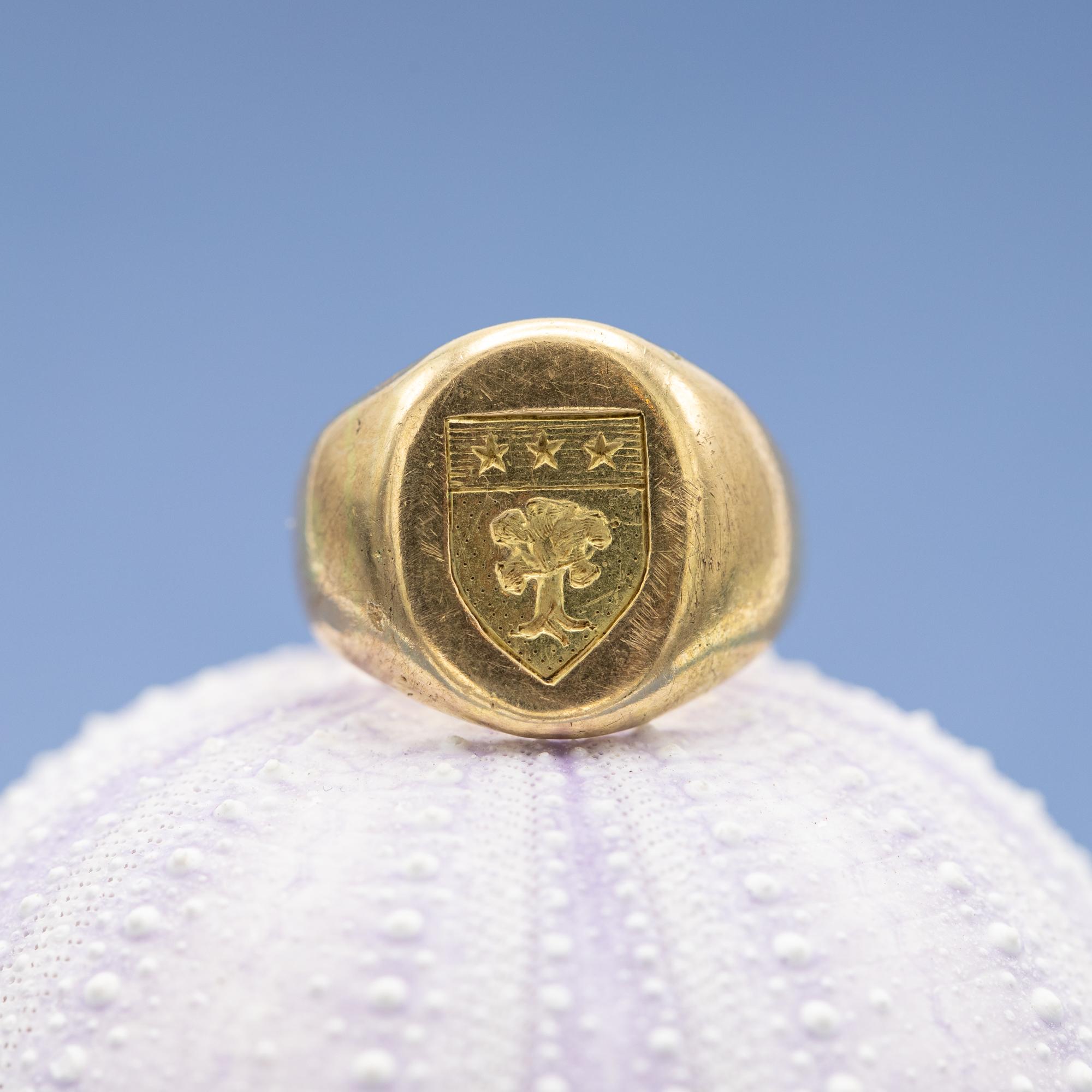 18K heavy signet ring - Intaglio ring - Patina solid gold gentleman ring In Good Condition In Antwerp, BE