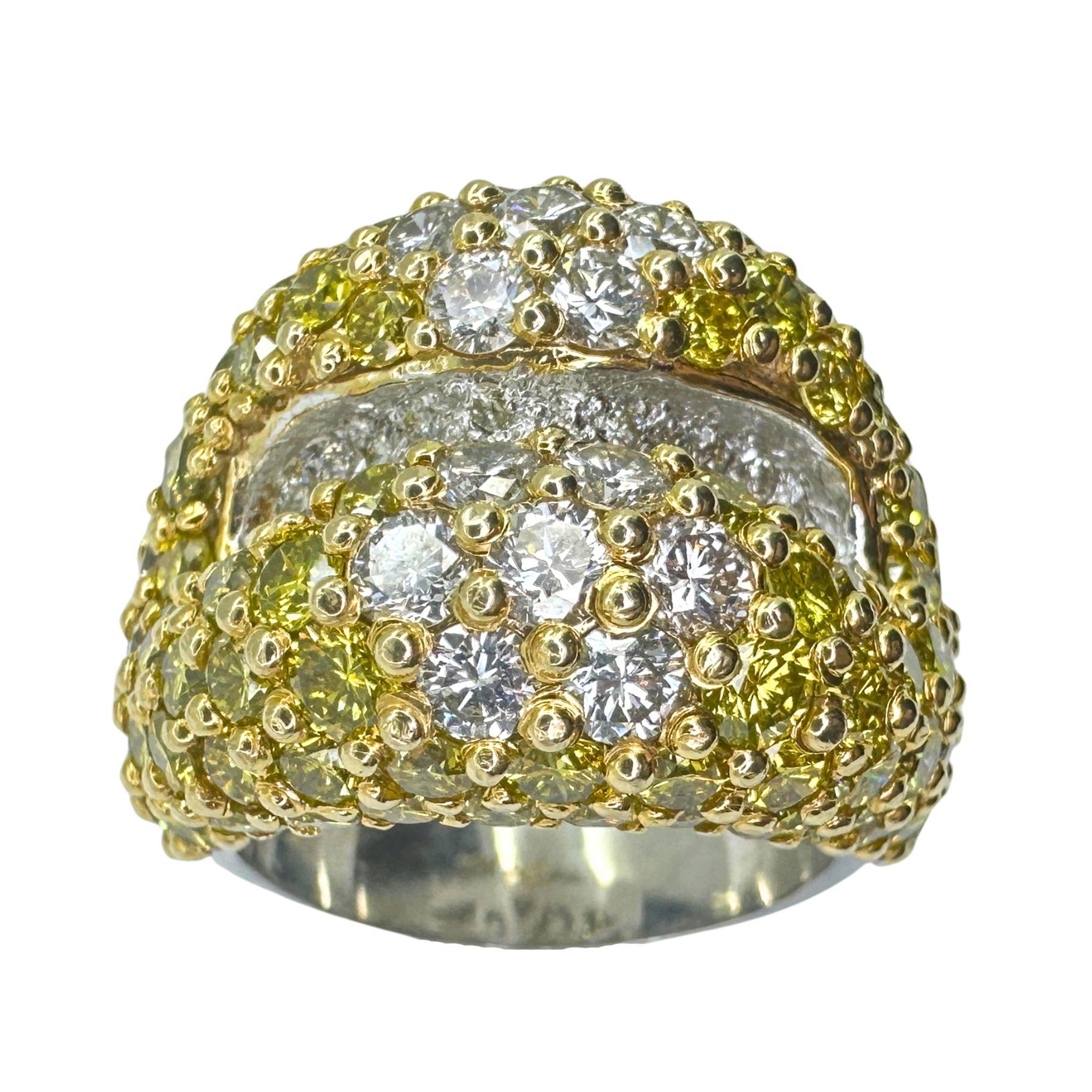 Offrez-vous le luxe avec cette bague en diamants blancs et jaunes lourds de 18k. Les 5,63 carats de diamants jaunes et les 0,27 carats de diamants blancs ne manqueront pas de donner du peps à votre tenue. En bon état, cette bague est marquée 