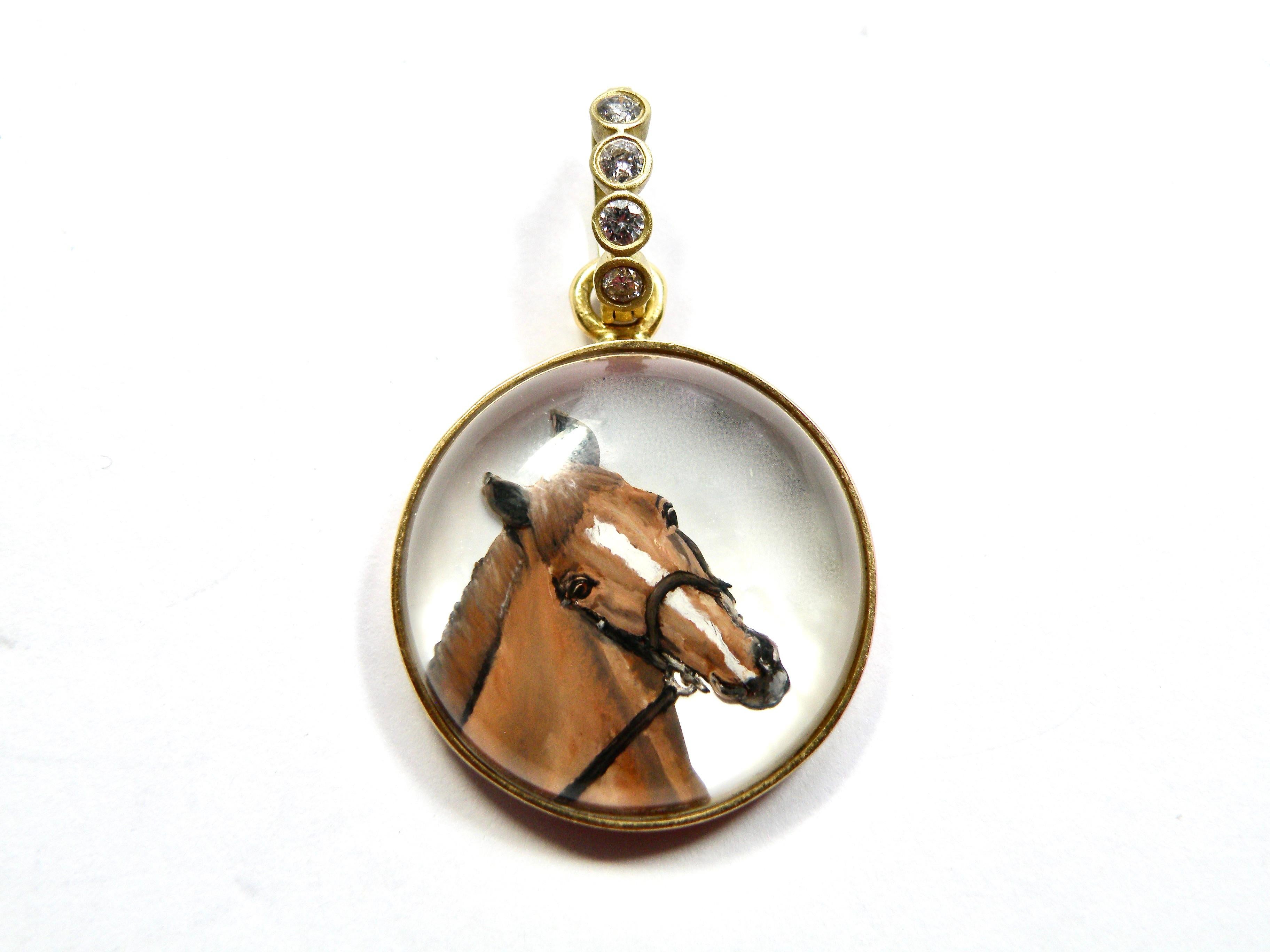 Cabeza de caballo de cristal invertido pintada a mano en 18 quilates con respaldo de nácar y fianza de zafiro
