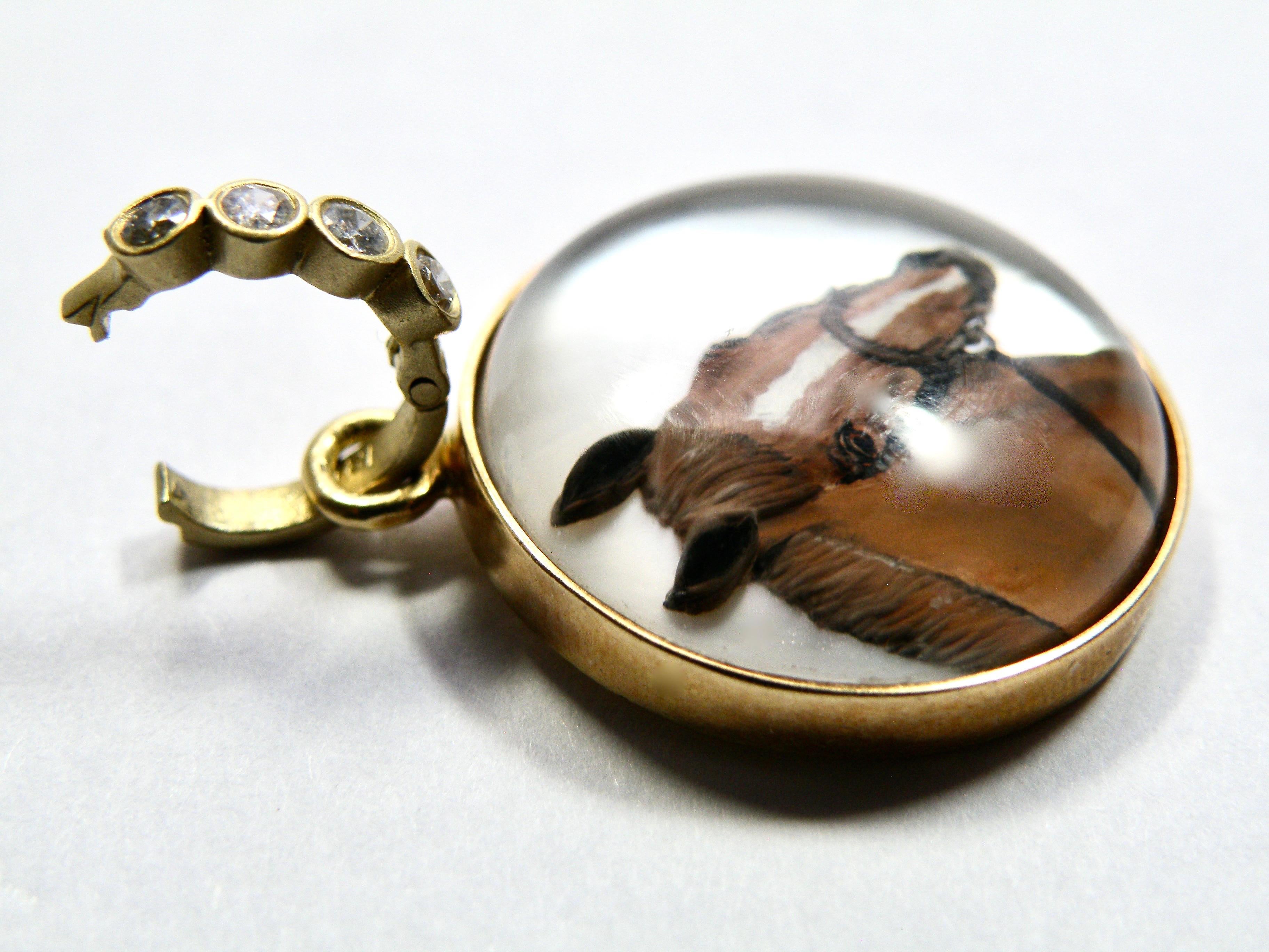 Contemporaneo 18 carati, ciondolo con cavallo, cristallo invertito, dipinto a mano, cauzione con zaffiro in vendita