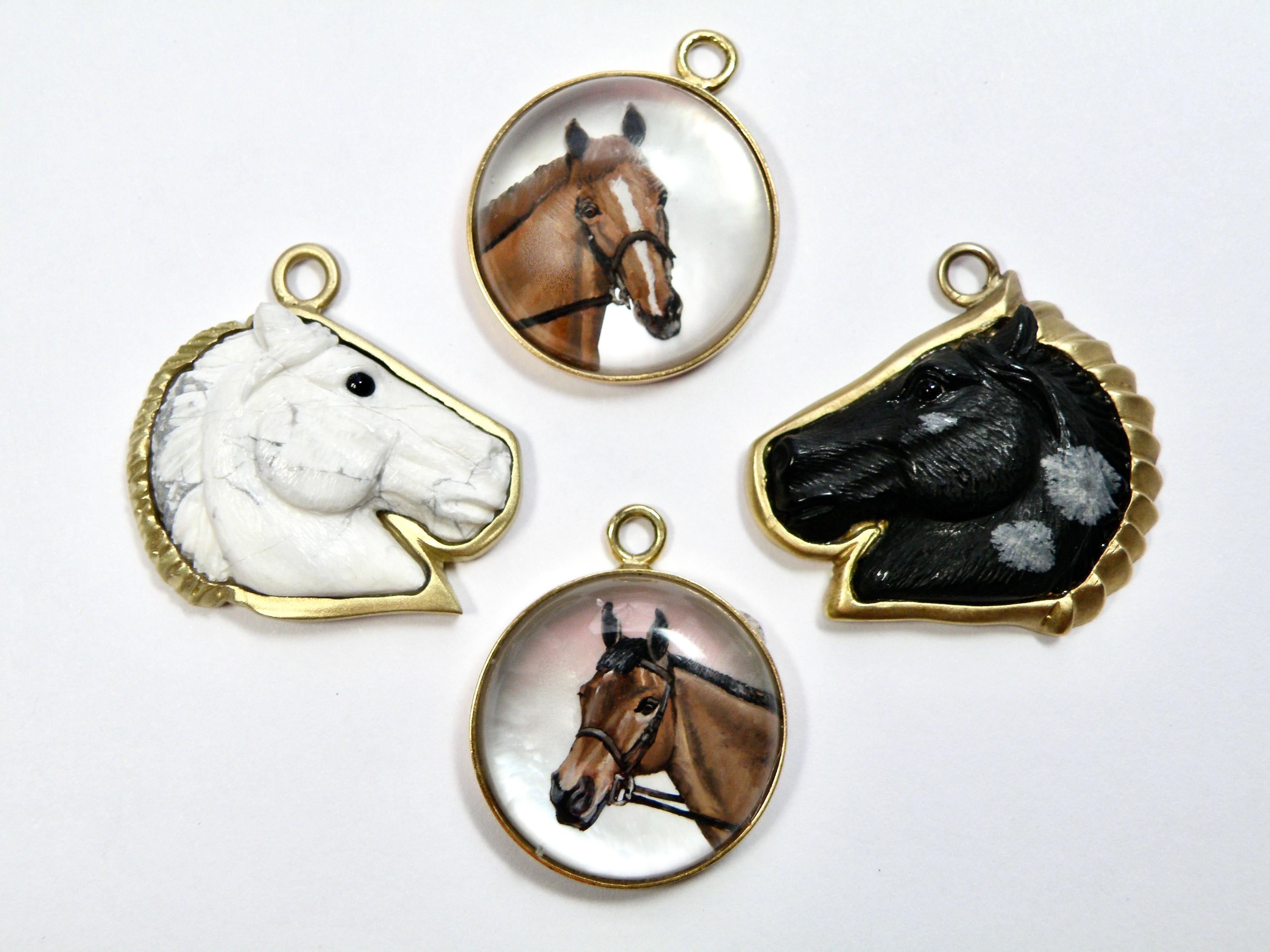 18 carati, ciondolo con cavallo, cristallo invertito, dipinto a mano, cauzione con zaffiro In condizioni Nuovo in vendita a Cohasset, MA