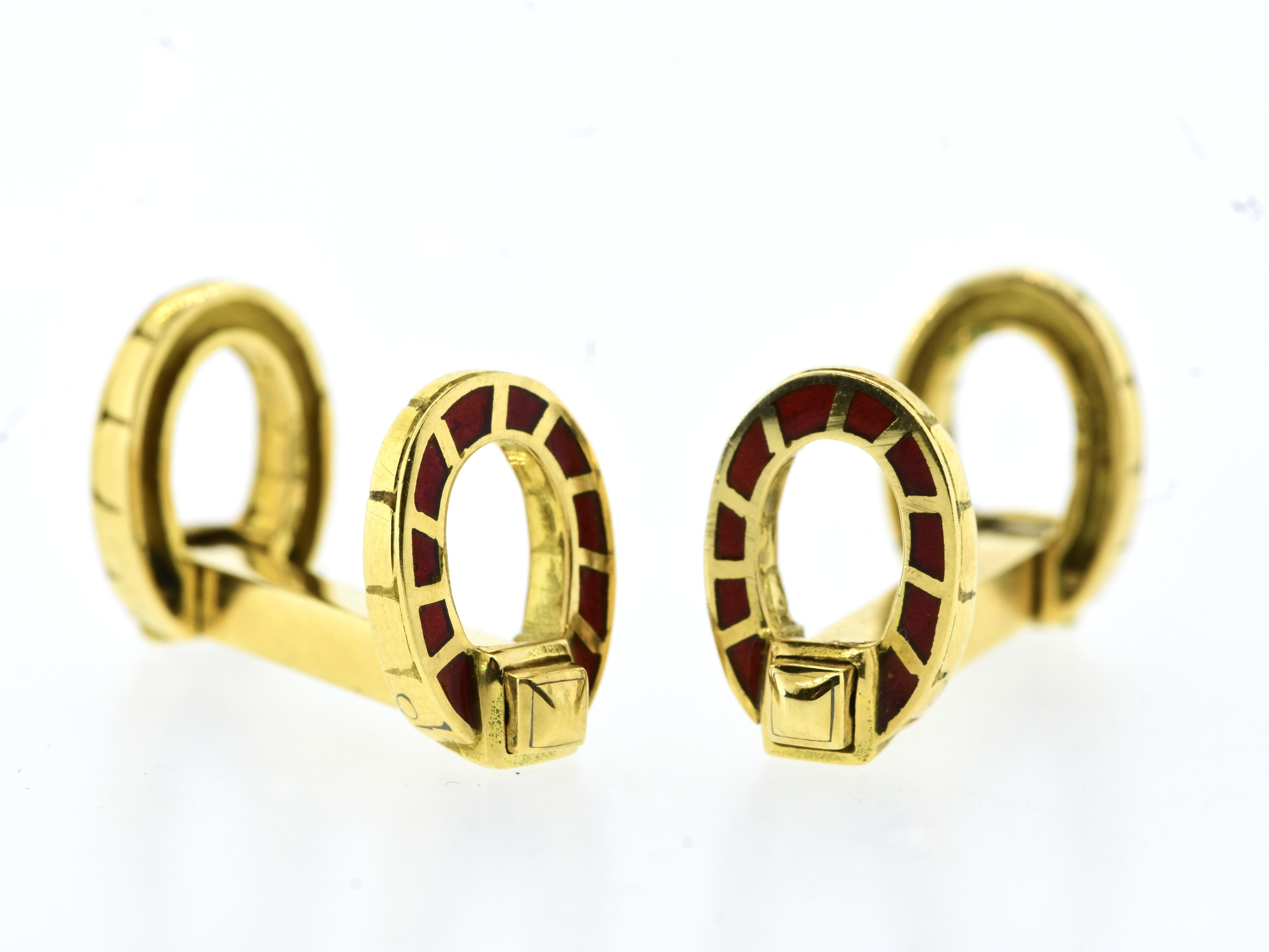 Zeitgenössische Manschettenknöpfe aus 18 Karat Gold, die 1990 in Frankreich hergestellt wurden. Diese Manschettenknöpfe zeichnen sich durch ein einzigartiges Hufeisen-Design mit roten Emaille-Akzenten aus, die einen auffälligen optischen Kontrast