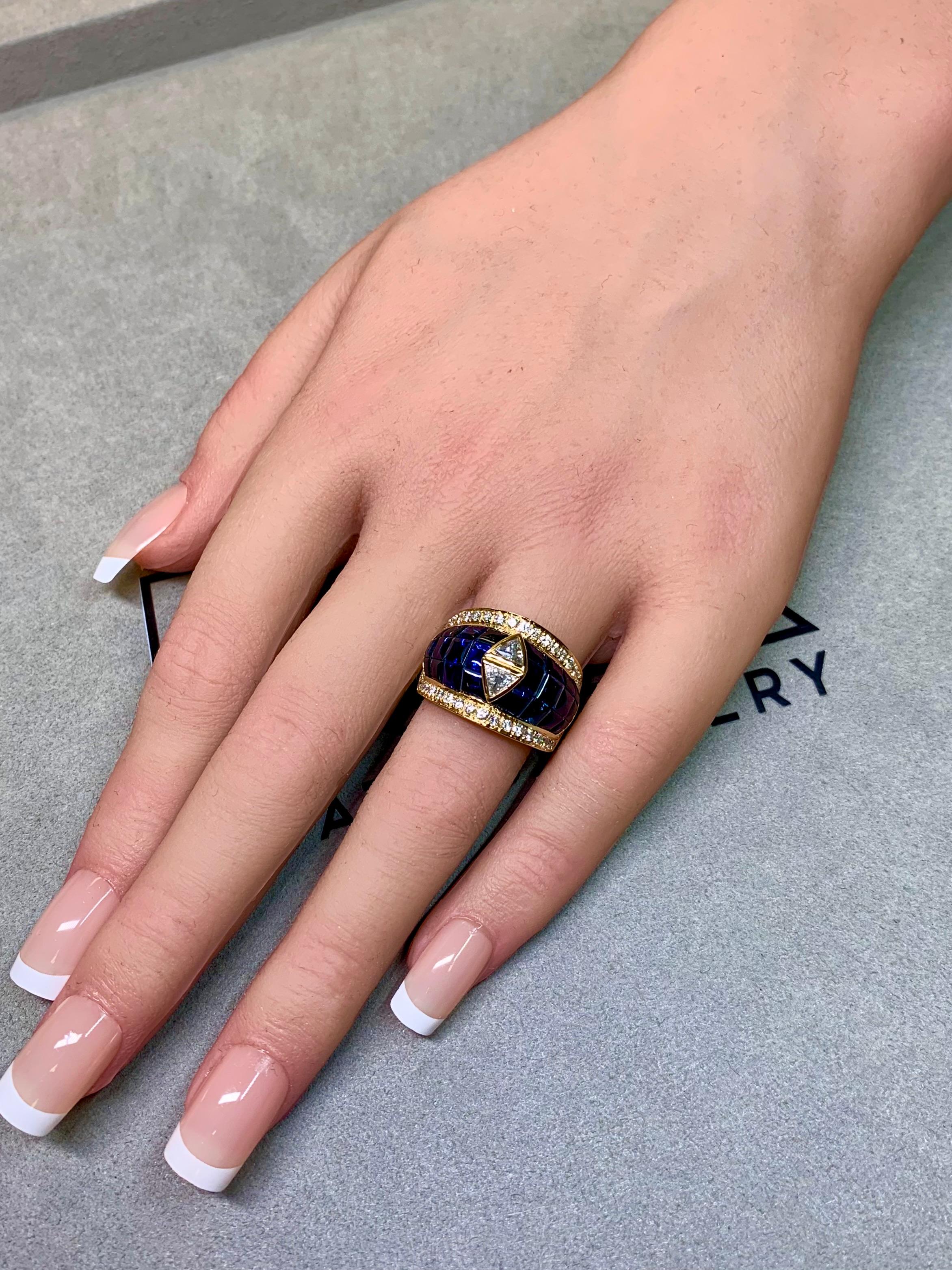 18K Invisible Set Buff Top Sapphire Trilliant Round Diamond Wide Cocktail Ring im Angebot 2