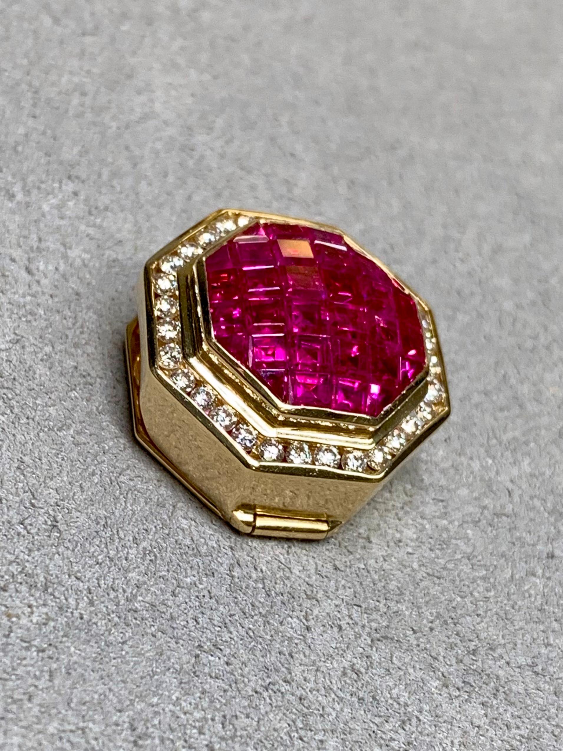 
Pendentif octogonal en or jaune 18 carats d'une qualité exceptionnelle, invisiblement serti d'environ 4,55 carats de rubis naturels de taille carrée. Les rubis sont entourés d'une bordure de diamants ronds de taille brillante totalisant environ