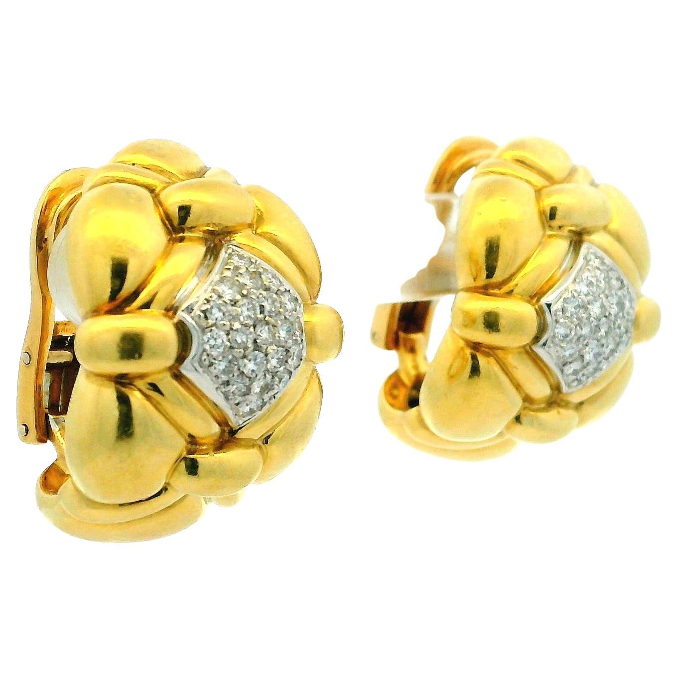 Contemporaneo Orecchini a soffietto in oro italiano 18 carati con pavé di diamanti, Atelier D'Angelo, anni '90 in vendita