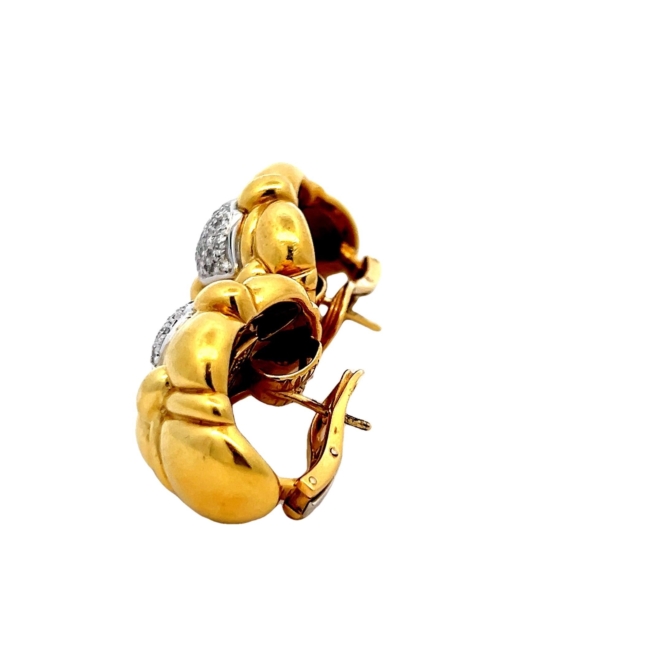 Orecchini a soffietto in oro italiano 18 carati con pavé di diamanti, Atelier D'Angelo, anni '90 In condizioni ottime in vendita a Miami, FL