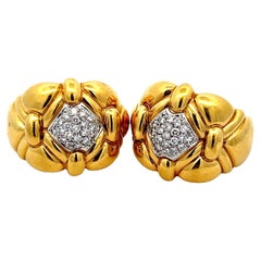 Boucles d
oreilles bouffantes en or italien 18K avec pavé de diamants, D
Angelo Atelier, années 1990