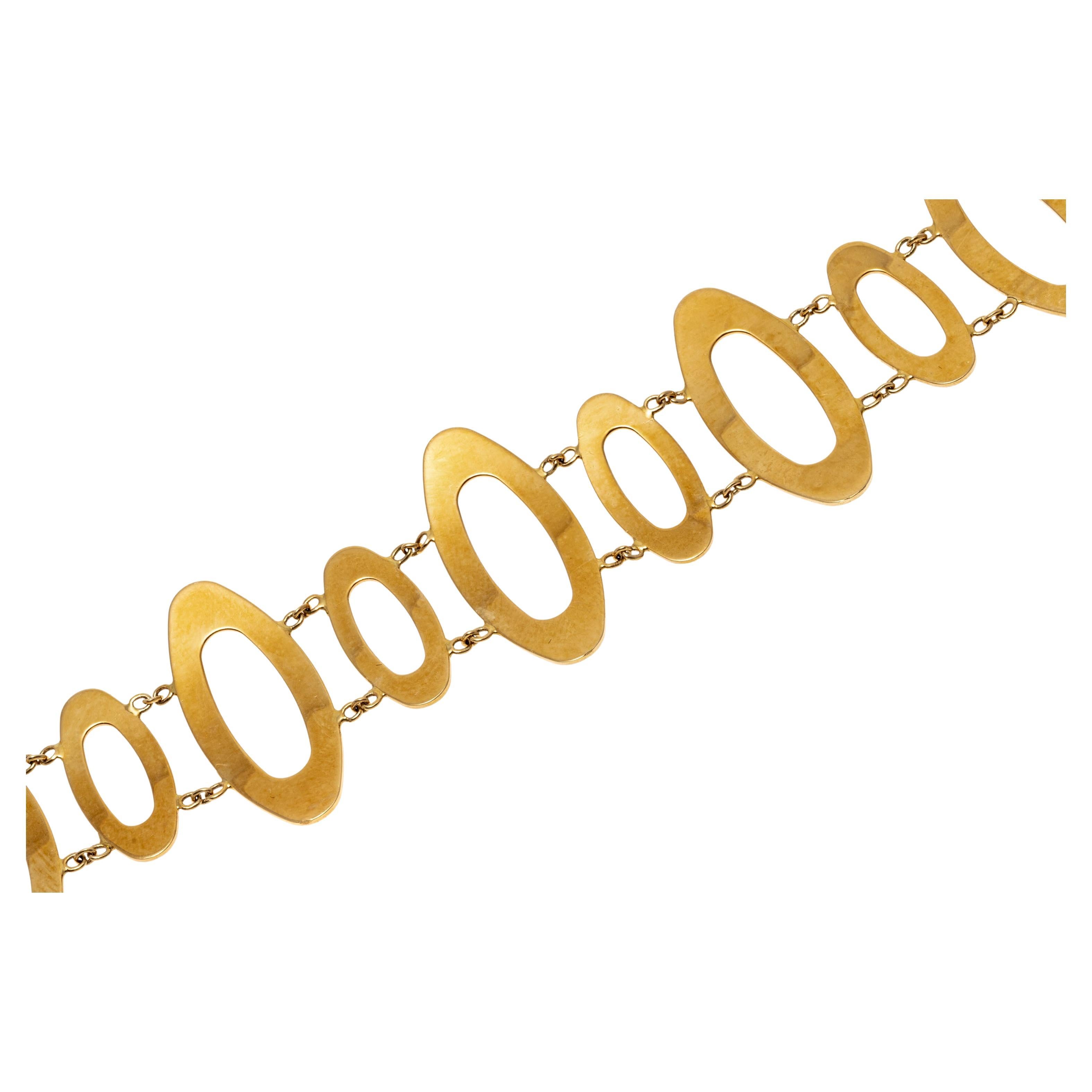 Avec un design contemporain, ce bracelet élégant présente des maillons ovales allongés en or jaune 18K poli. Les maillons ovales sont disposés en alternance entre les grandes et les petites tailles. Le bracelet est doté d'un fermoir à épingle.