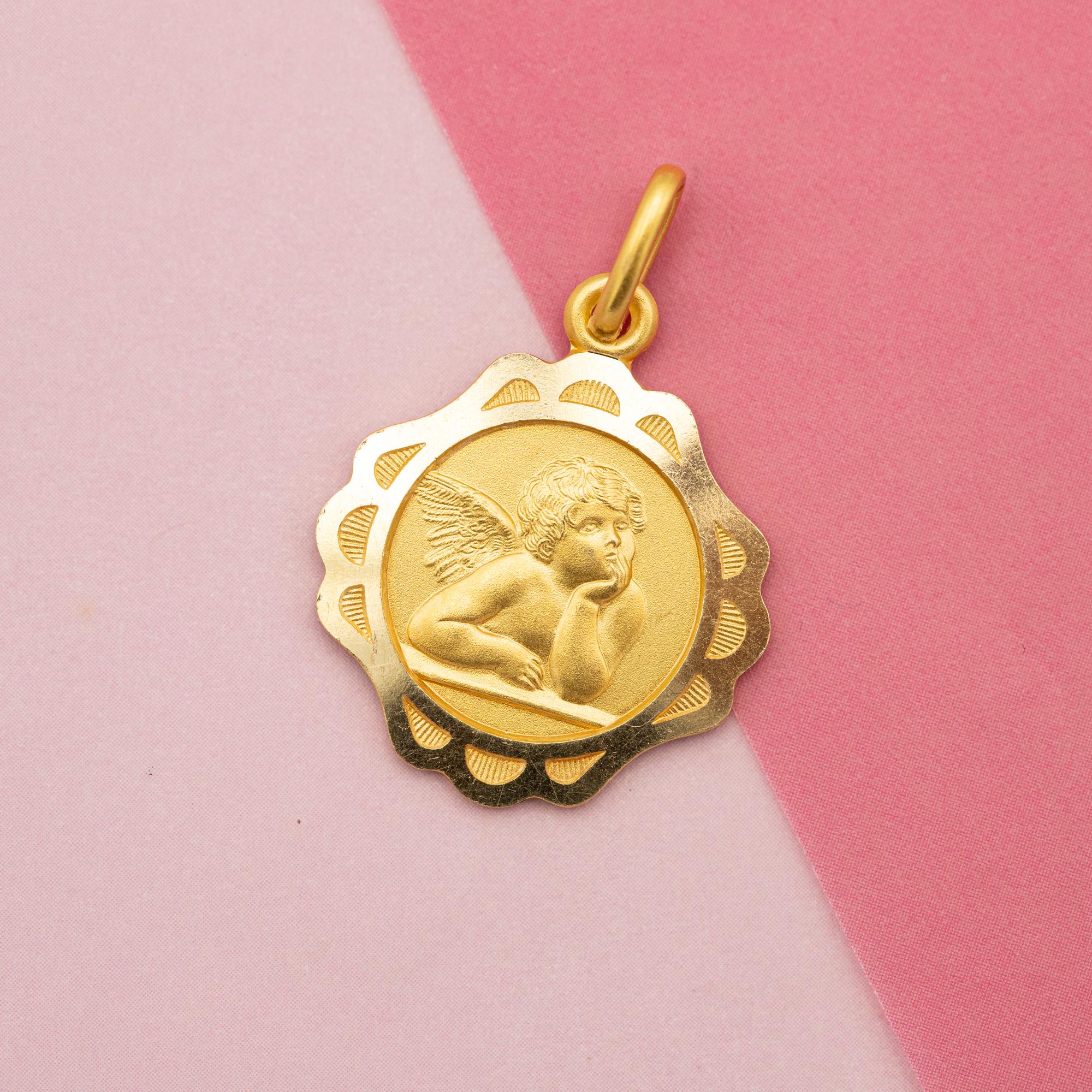 For sale is this wonderful 18 K yellow gold cherub pendant. This beautiful detailed medal depicts Raphael from the famous painting 'Madonna di san sisto' The oil painting from Raphael Sanzio. Thanks to the many well preserved details of this little
