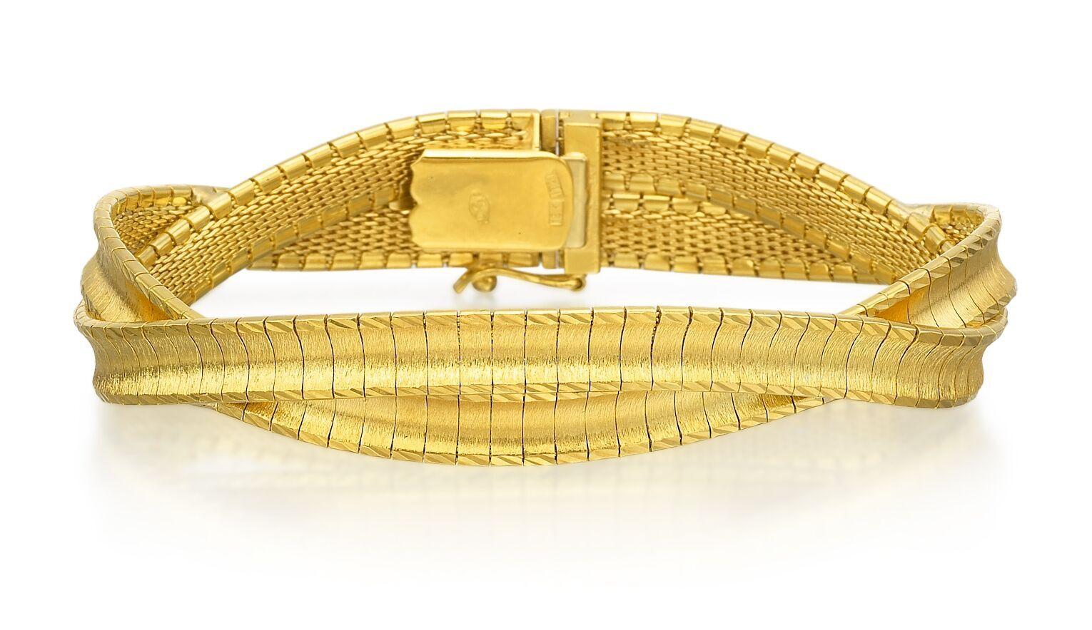 Dieses flexible, geflochtene Armband aus 18 Karat Gelbgold mit seinem schlichten, glänzenden Stil schmiegt sich bequem um das Handgelenk und ist ein klassischer Look, den Sie jeden Tag tragen werden. Dieses Armband verkörpert die Essenz des