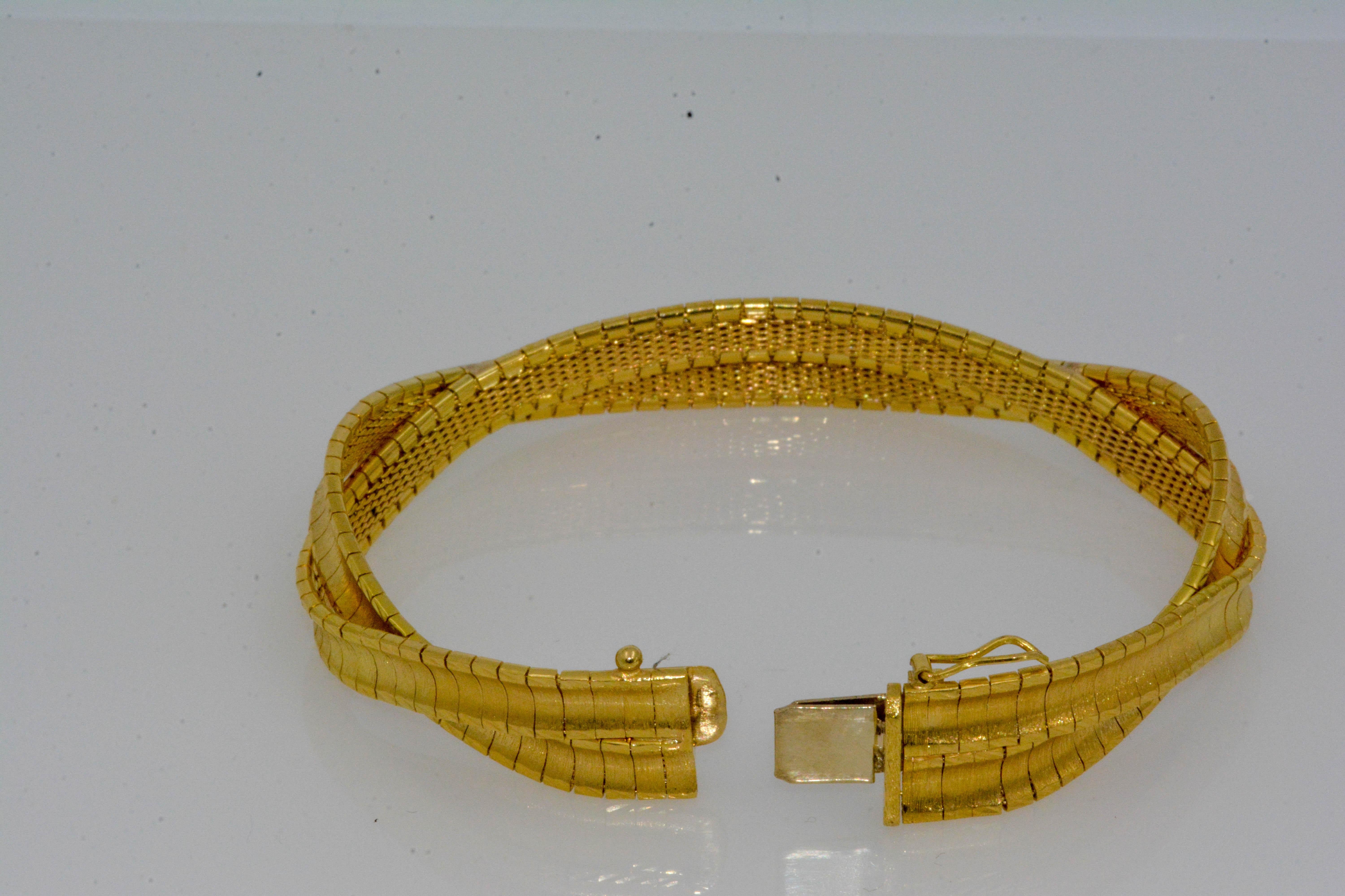 18 Karat Italienisches Gelbgold Konvexiertes gewebtes Omega-Armband im Zustand „Hervorragend“ in Dallas, TX