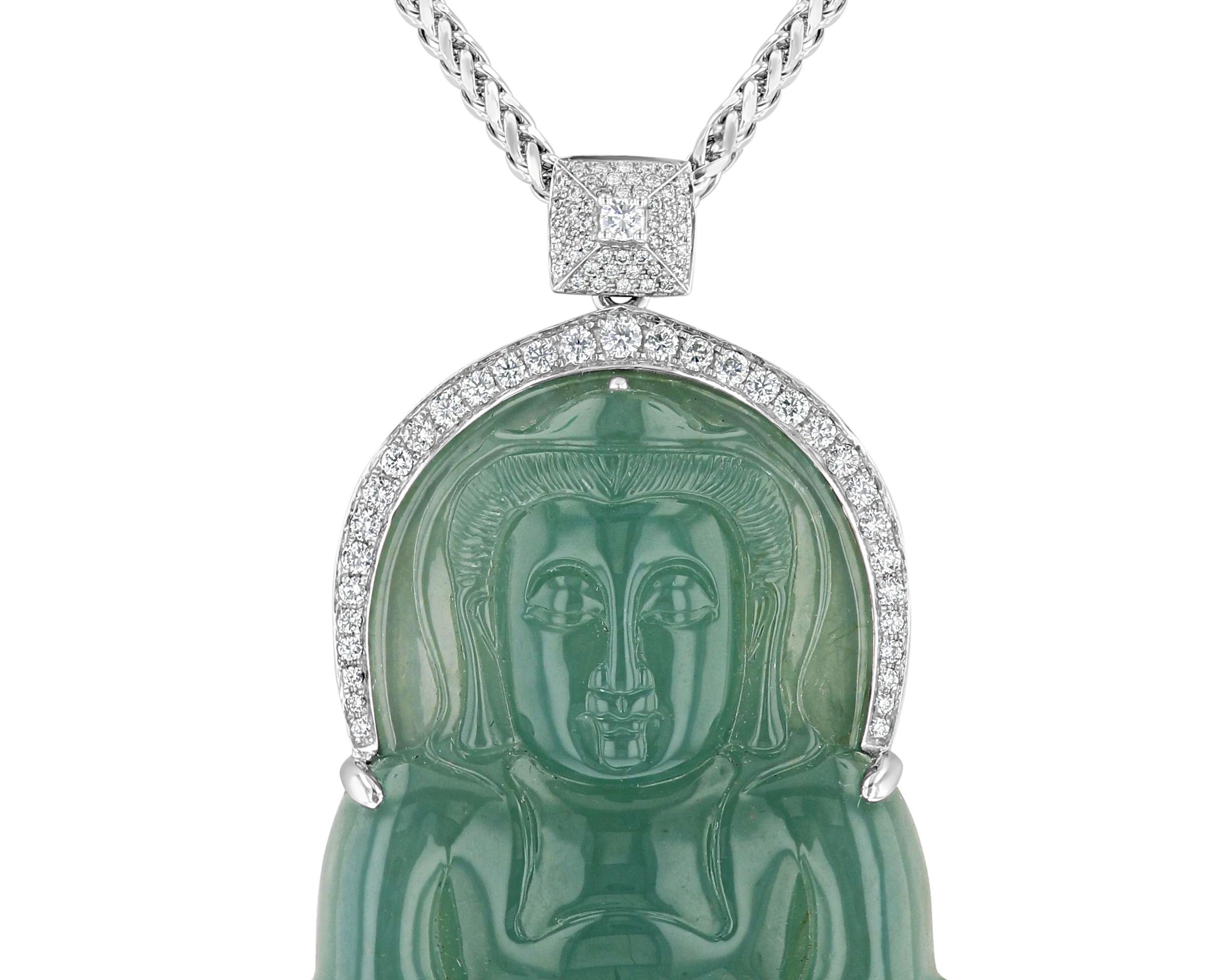 Articolo # 841 
Ciondolo con scultura Kwan Yin in giada 18 carati con 1,33 carati. Diamante. Un'incisione traforata di colore verde grigiastro incastonata in un ciondolo e in una coda di metallo bianco con numerosi brillanti rotondi quasi incolori.