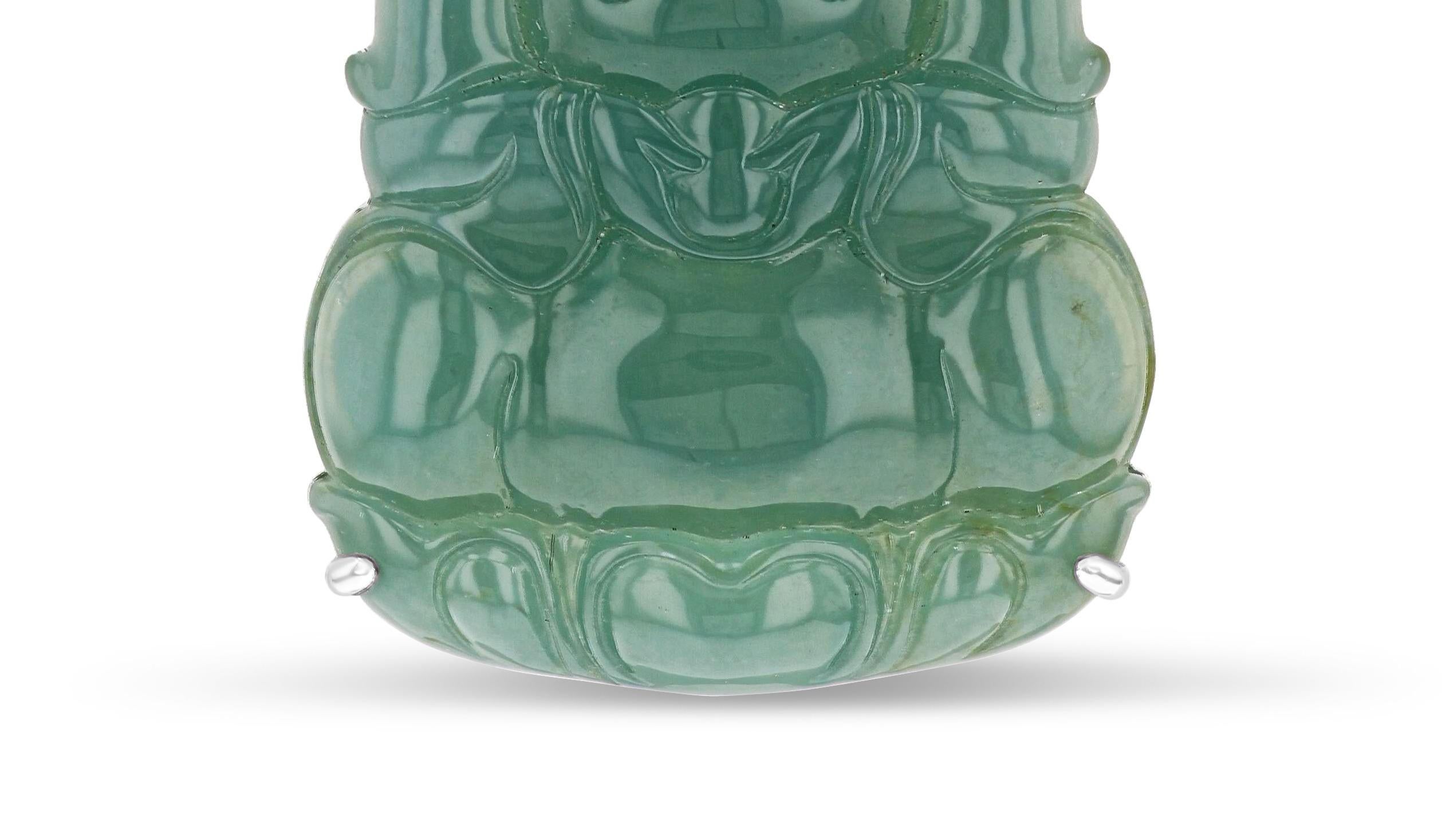 Moderno Ciondolo con scultura Kwan Yin in Jadiete 18K in vendita