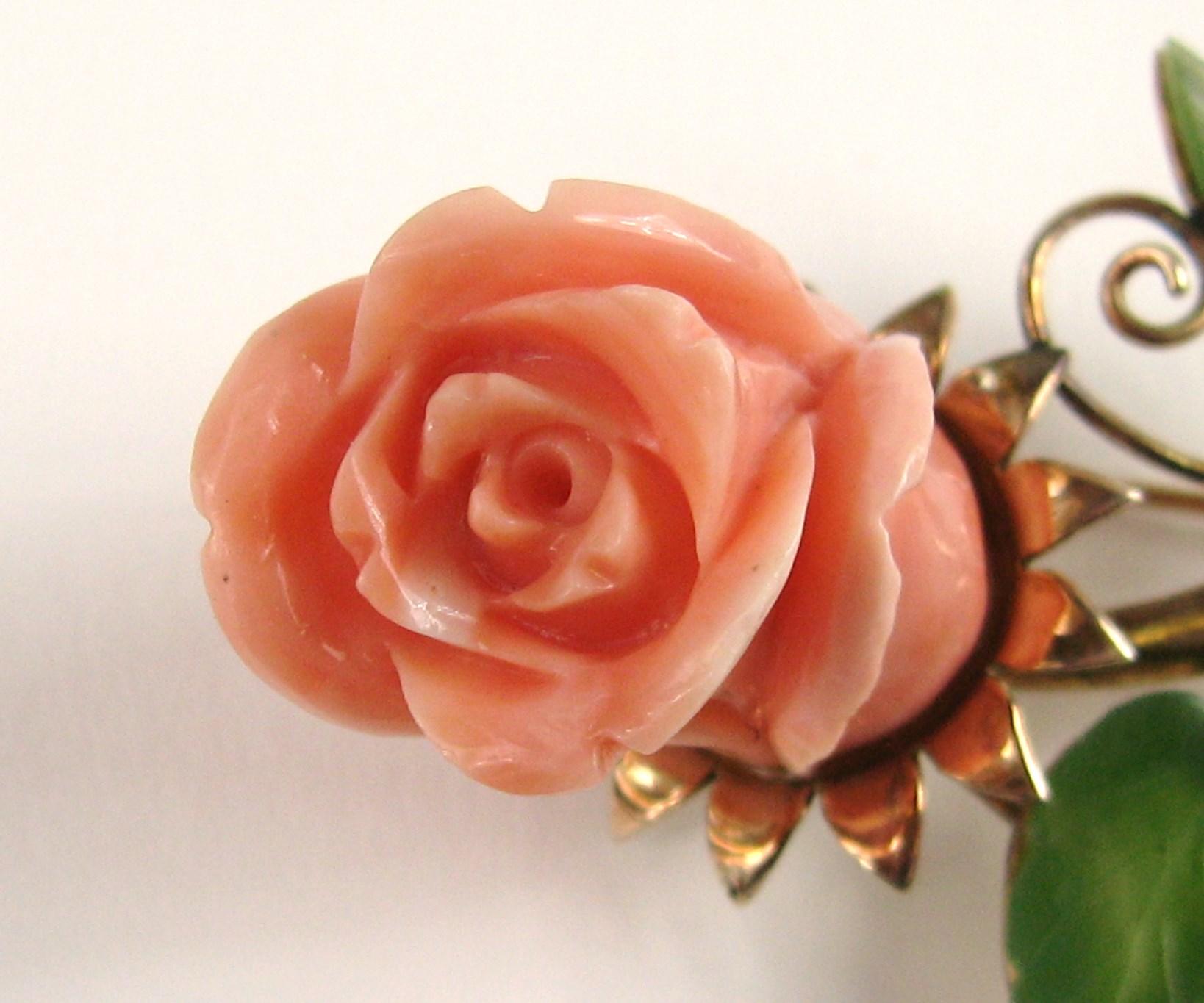 Atemberaubend zarte Rose aus Koralle mit Jadeblättern geschnitzt. Der Stift misst von oben nach unten 2,45 cm und ist 1,47 cm breit. Dies ist aus einer umfangreichen Sammlung von zeitgenössischer Designer- und Vintage-Kleidung sowie Hopi, Zuni,