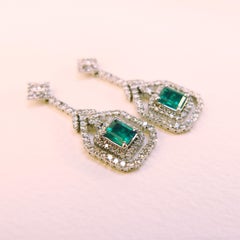 18 Karat White Gold 2 Karat Emerald 0.7 Karat Diamonds Drop Earrings