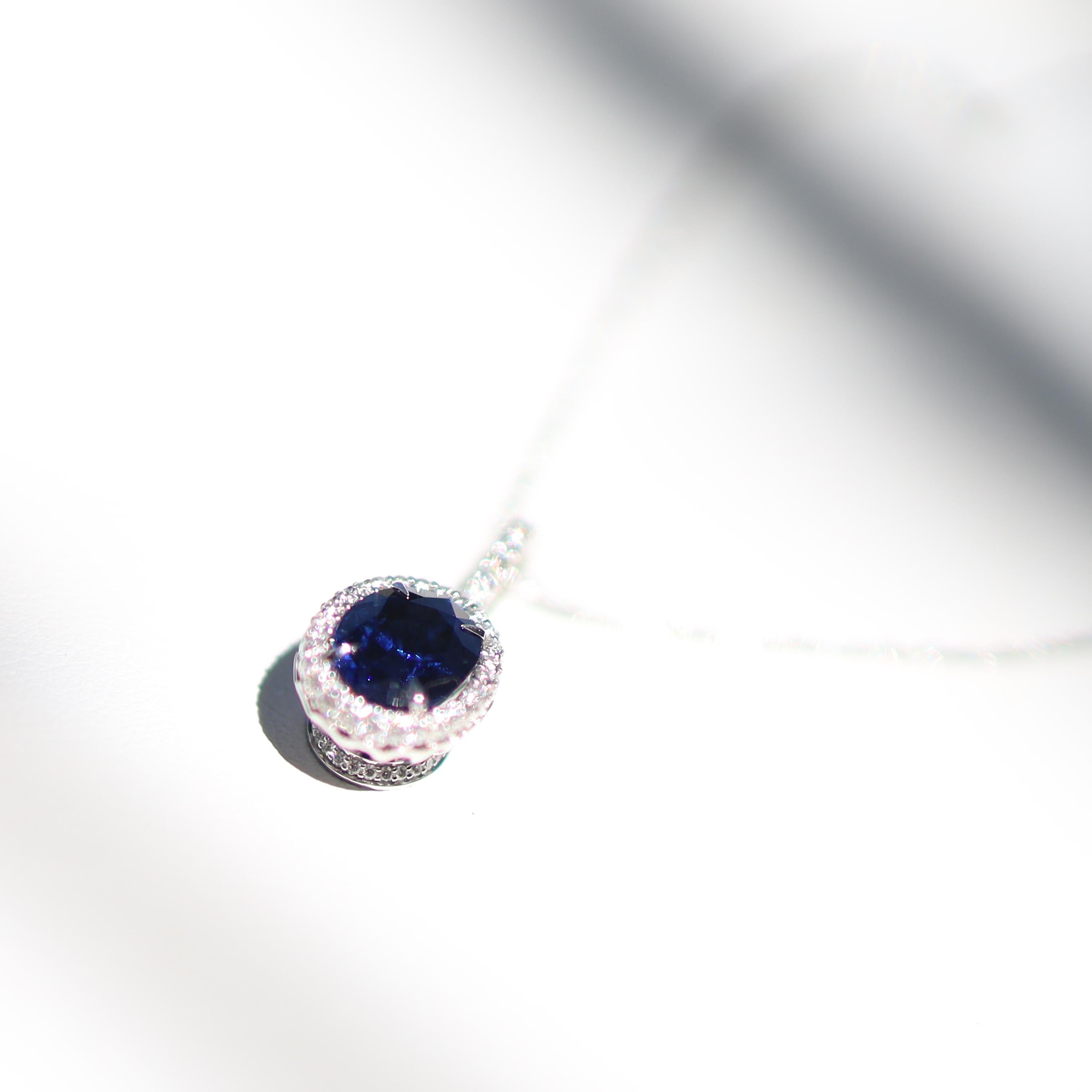 Women's 18 Karat White Gold 3.02 Karat Sapphire Necklace For Sale