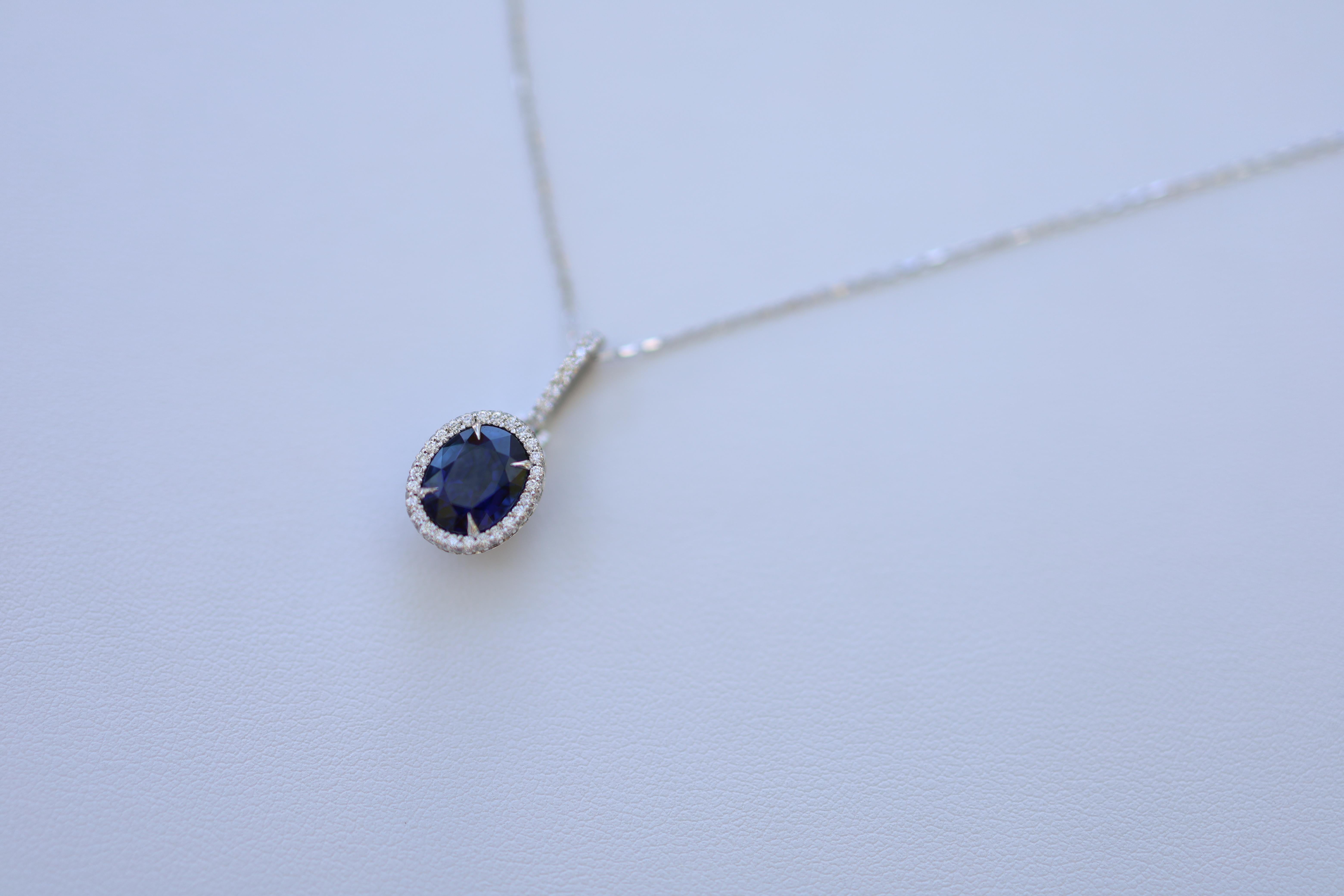 18 Karat White Gold 3.02 Karat Sapphire Necklace For Sale 4