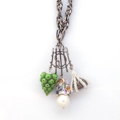 Collier signé Gaudi en or blanc 18 carats avec breloques précieuses