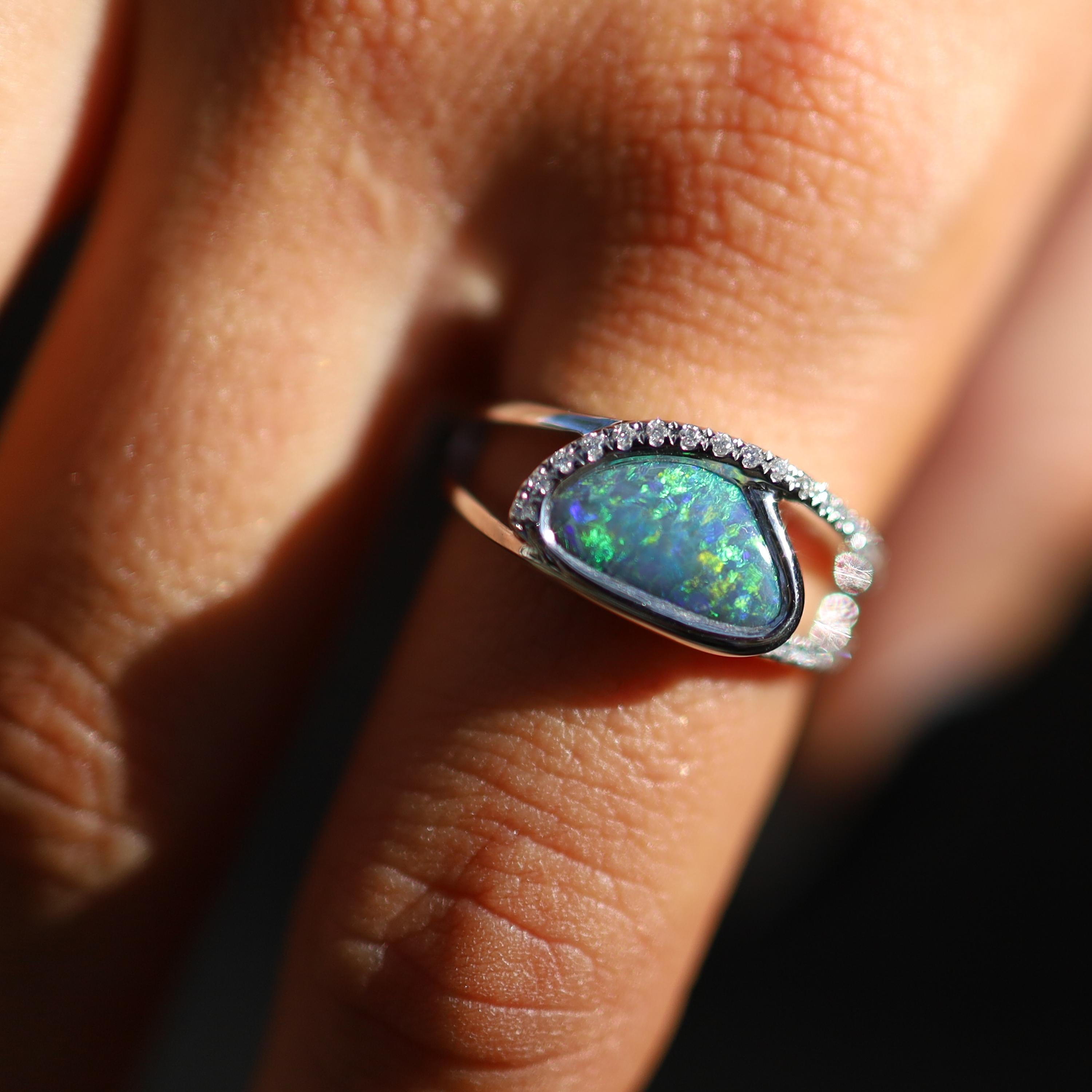 18 Karat White Gold Opal Ring In New Condition For Sale In Newstead, QLD