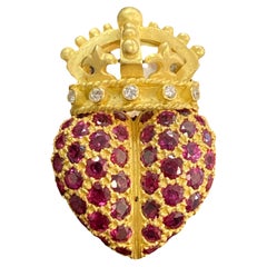 Herzkronenanhänger aus 18 Karat Kieselstein mit Rubin und Diamant