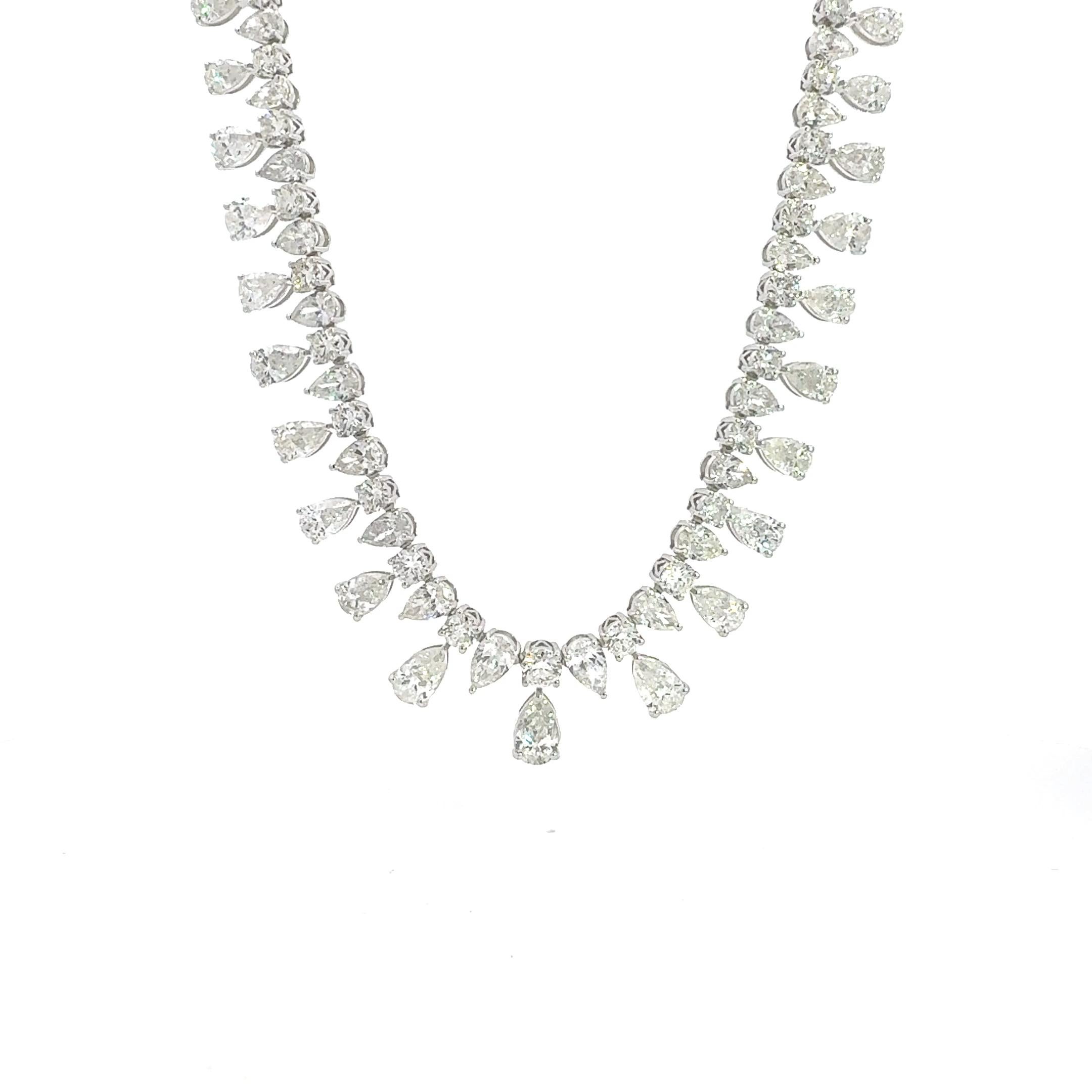 Artikel #8141

18K Damen Kronleuchter Diamant-Halskette 24,87ct Diamanten. Halskette aus achtzehn Karat (18K) Weißgold mit Birne und rundem Brillantschliff. In der Mitte des Colliers sind Diamanten im Birnen- und runden Brillantschliff