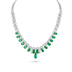 18 Karat Damen-Kronleuchter Smaragd & Diamant-Halskette 13,48 Karat Smaragd 13,35 Karat Smaragd
