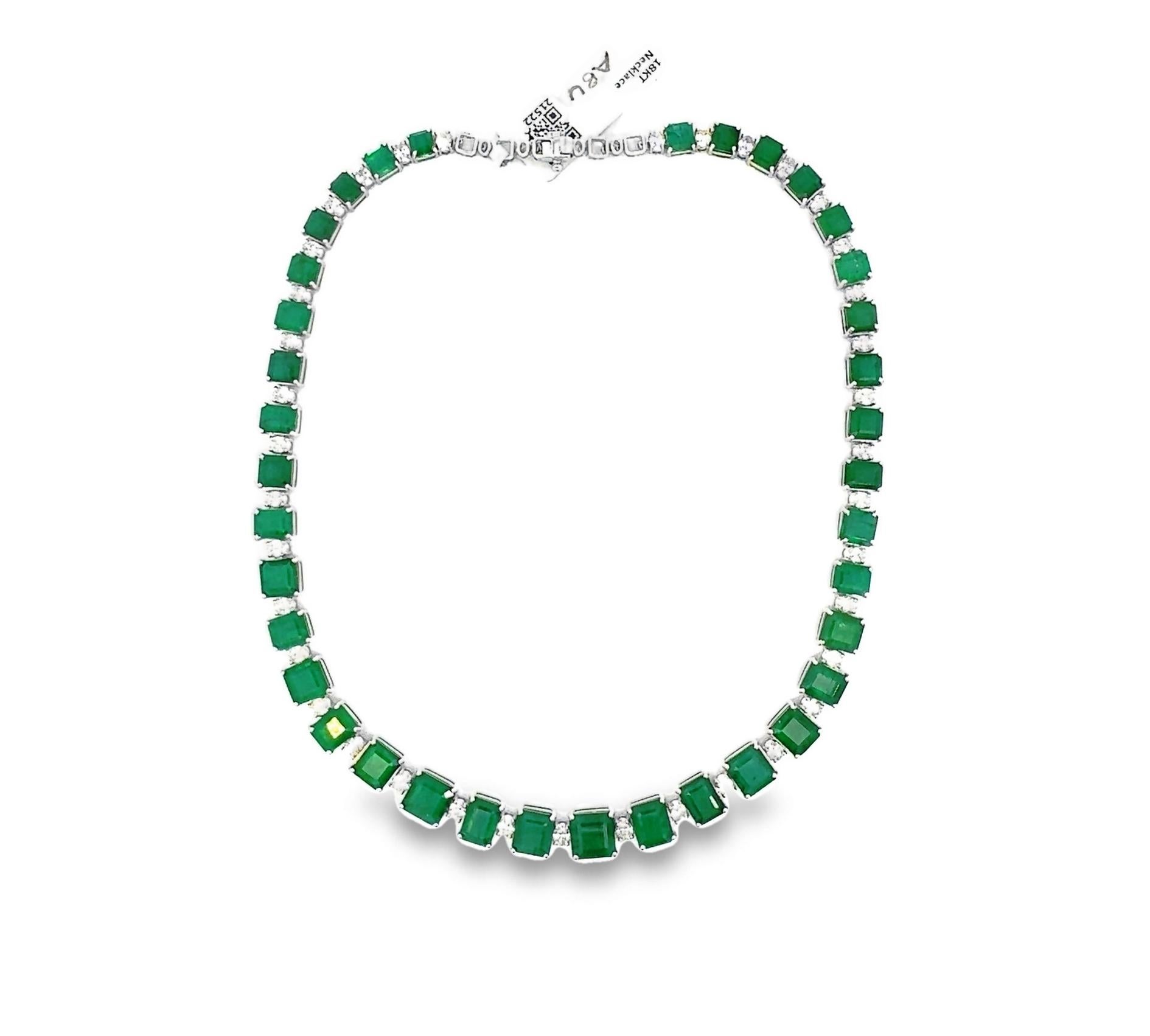Moderne Collier d'émeraudes et de diamants pour dames 18K en vente