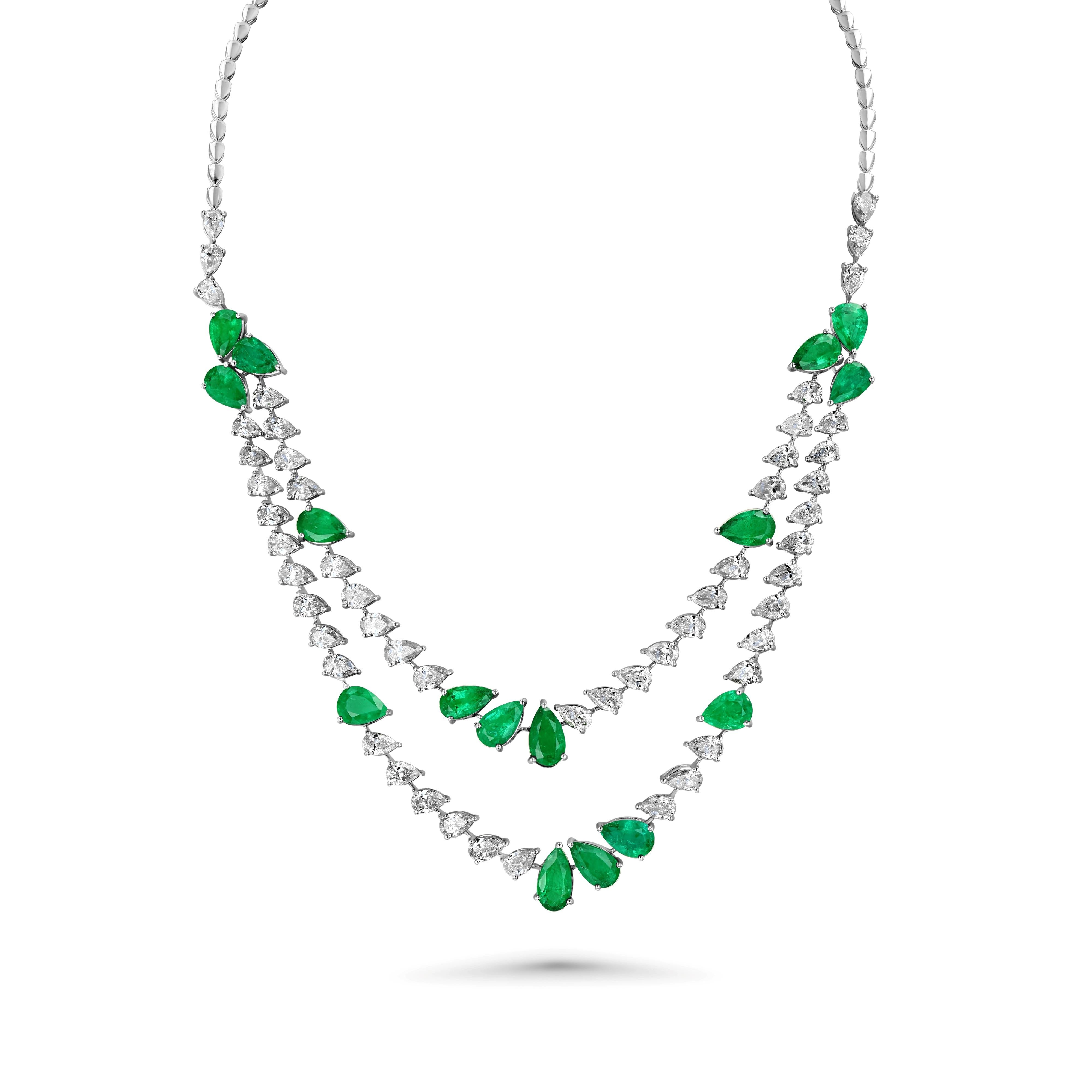 Moderno Collana di smeraldi e diamanti da donna in 18 carati in vendita