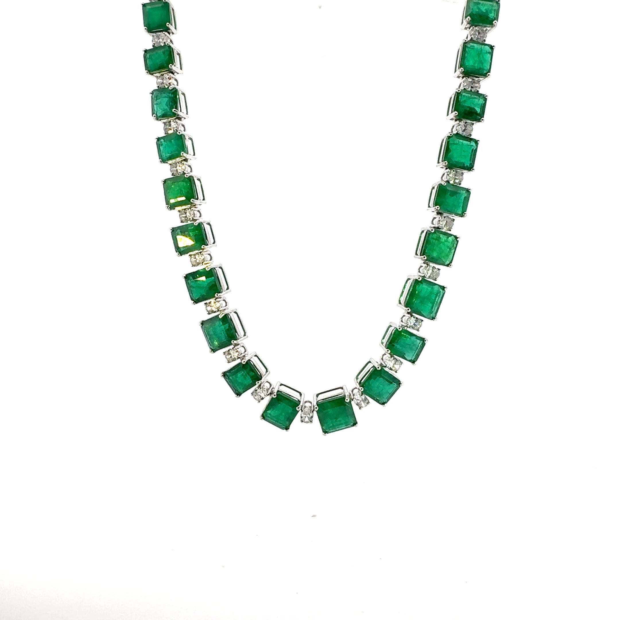 Collier d'émeraudes et de diamants pour dames 18K Pour femmes en vente