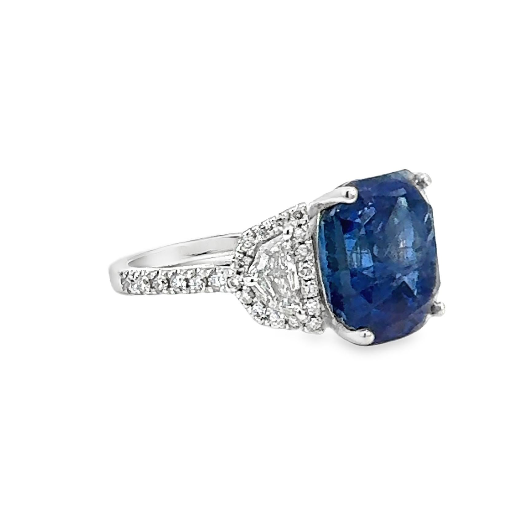 Moderno Anello da donna in 18 carati con zaffiro blu e diamanti in vendita