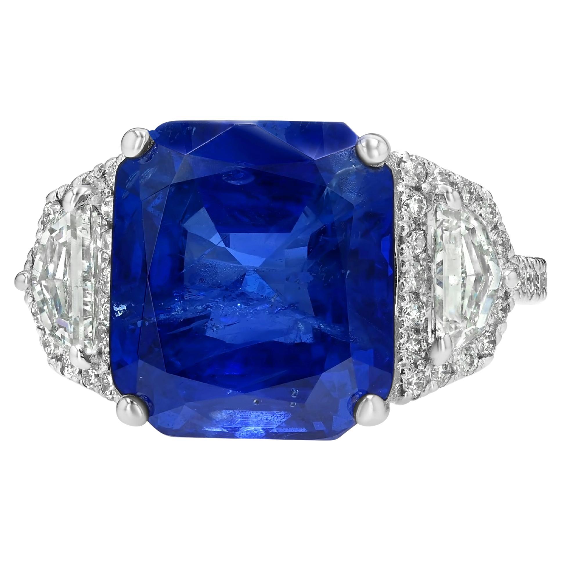 Anello da donna in 18 carati con zaffiro blu e diamanti in vendita